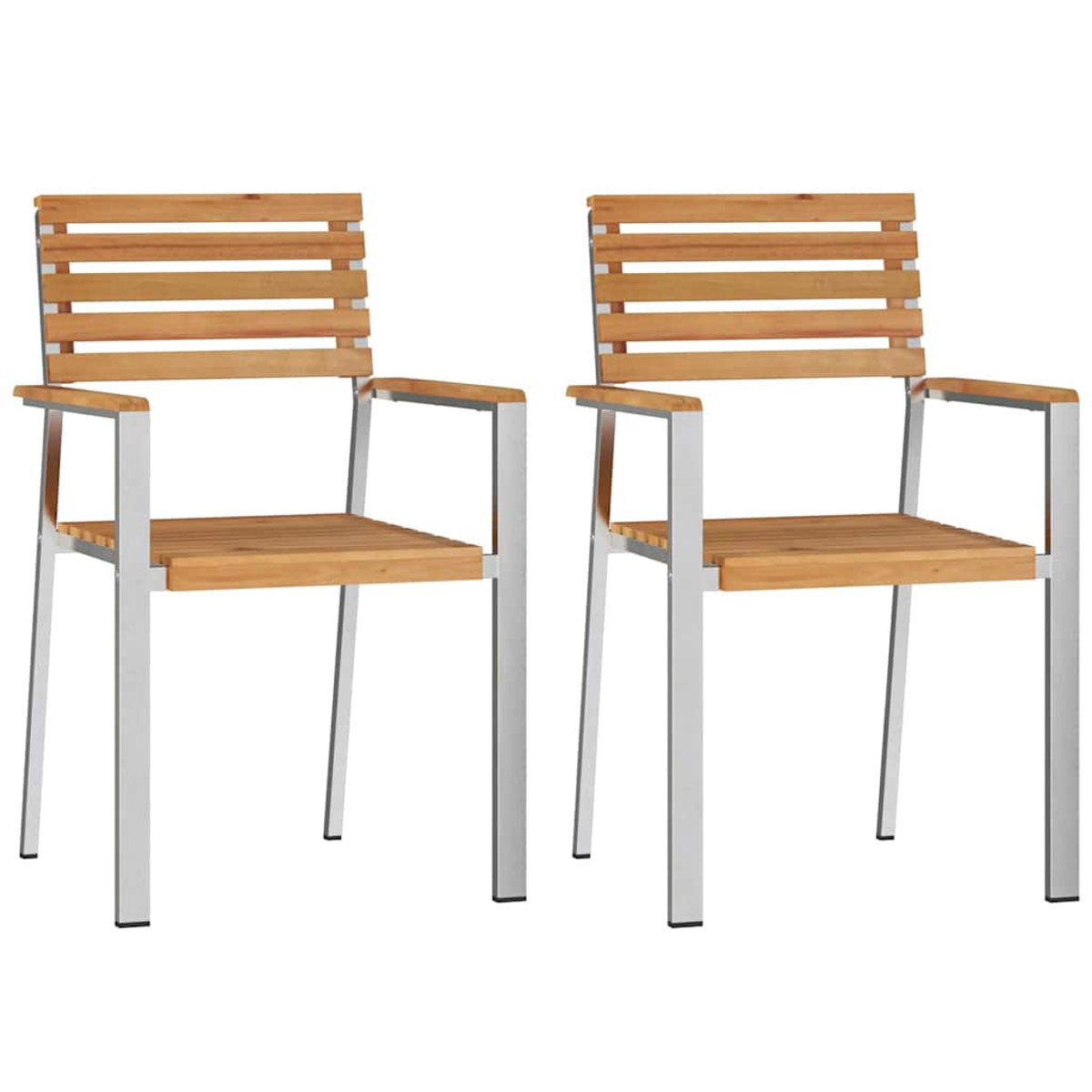 Zwei Stühle im Freien. Sie haben Holzlatten für Rücken und Sitz mit silbernen Metallrahmen und Armlehnen.