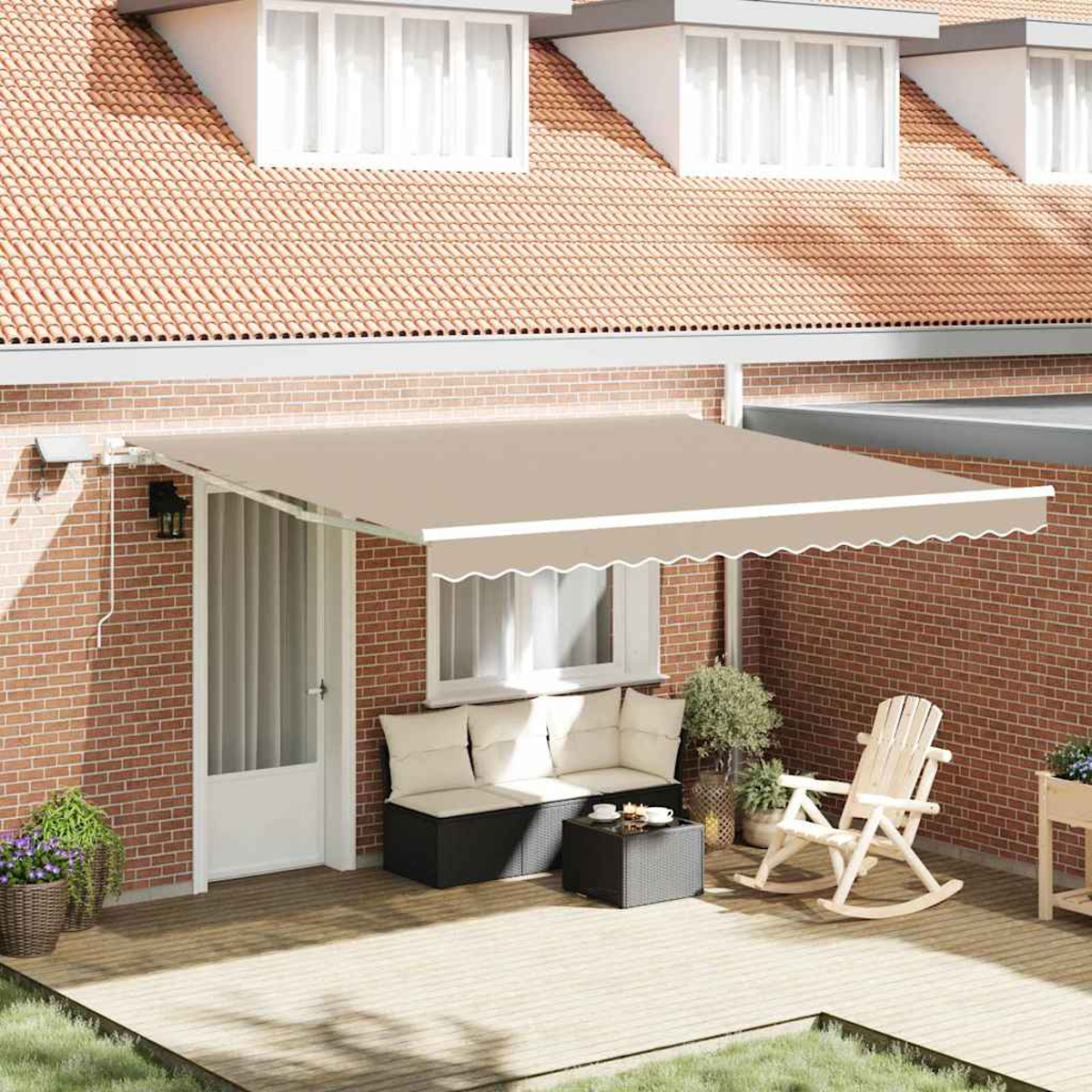 Ein beiger Markise beschattet eine Terrasse mit Sofa, Tisch und Schaukelstuhl. Eine Backsteinmauer und ein Hausdach sind im Hintergrund.