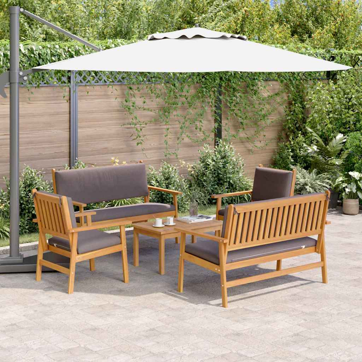 Terrassenset: Holzbänke und -stühle mit grauen Kissen, kleiner Tisch und weißer Sonnenschirm. Grünes Laub im Hintergrund.