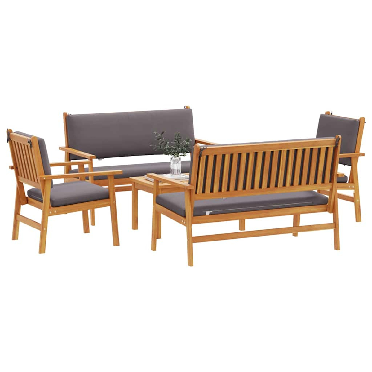 Gartenmöbel-Set aus Holz mit zwei Sofas, zwei Stühlen und einem kleinen Tisch. Graue Kissen. Vase mit Pflanzen auf dem Tisch. Weißer Hintergrund.