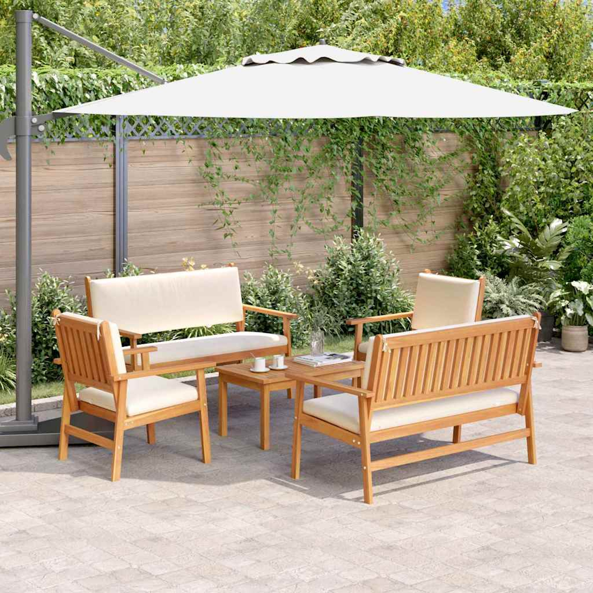 Gartenmöbel-Set unter einem weißen Sonnenschirm. Das Set beinhaltet eine Couch, zwei Stühle und einen kleinen Tisch auf einer Steinplatte.