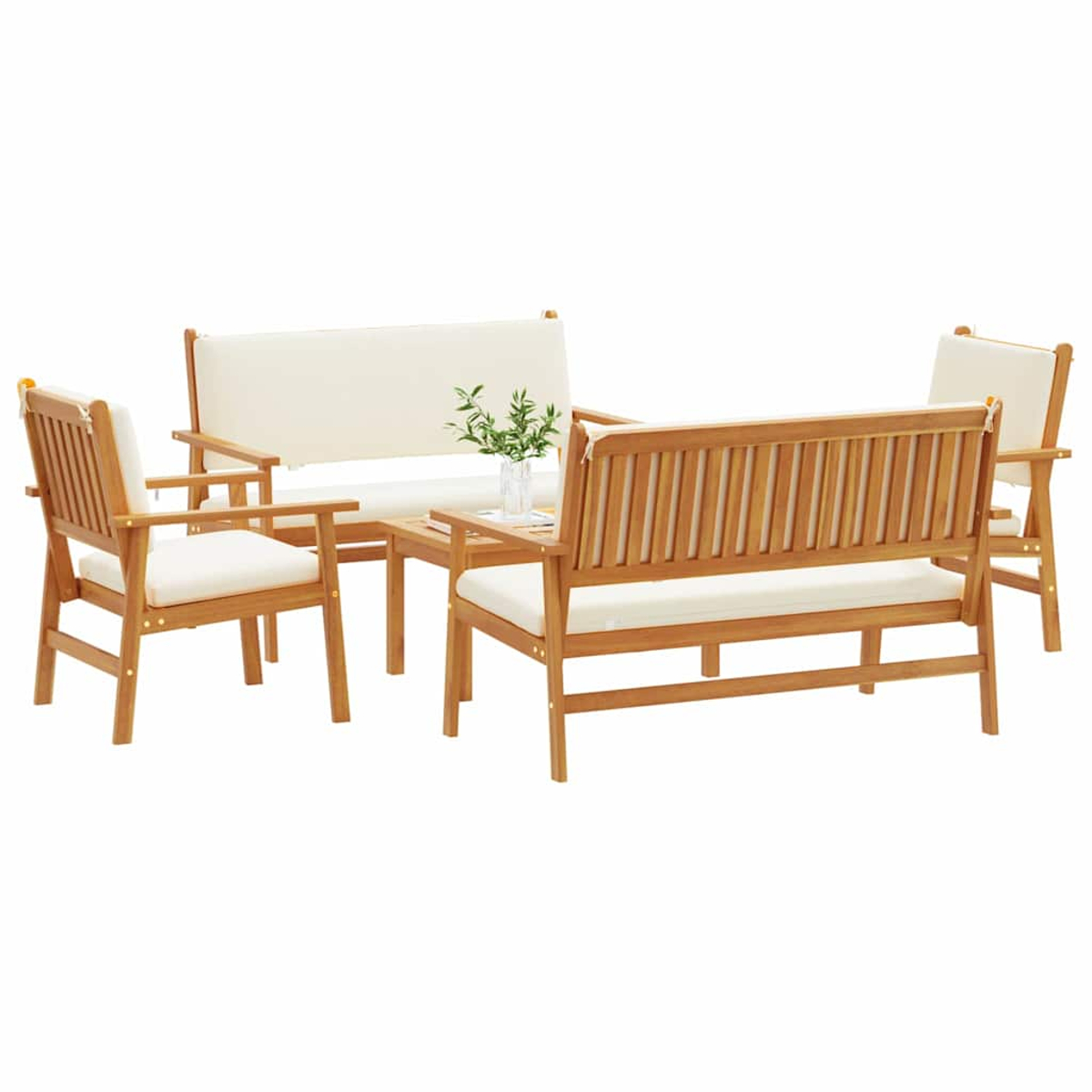 Gartenmöbel-Set aus Holz mit weißen Kissen. Enthält eine Couch, zwei Stühle und einen kleinen Tisch mit Grün. Isoliert.