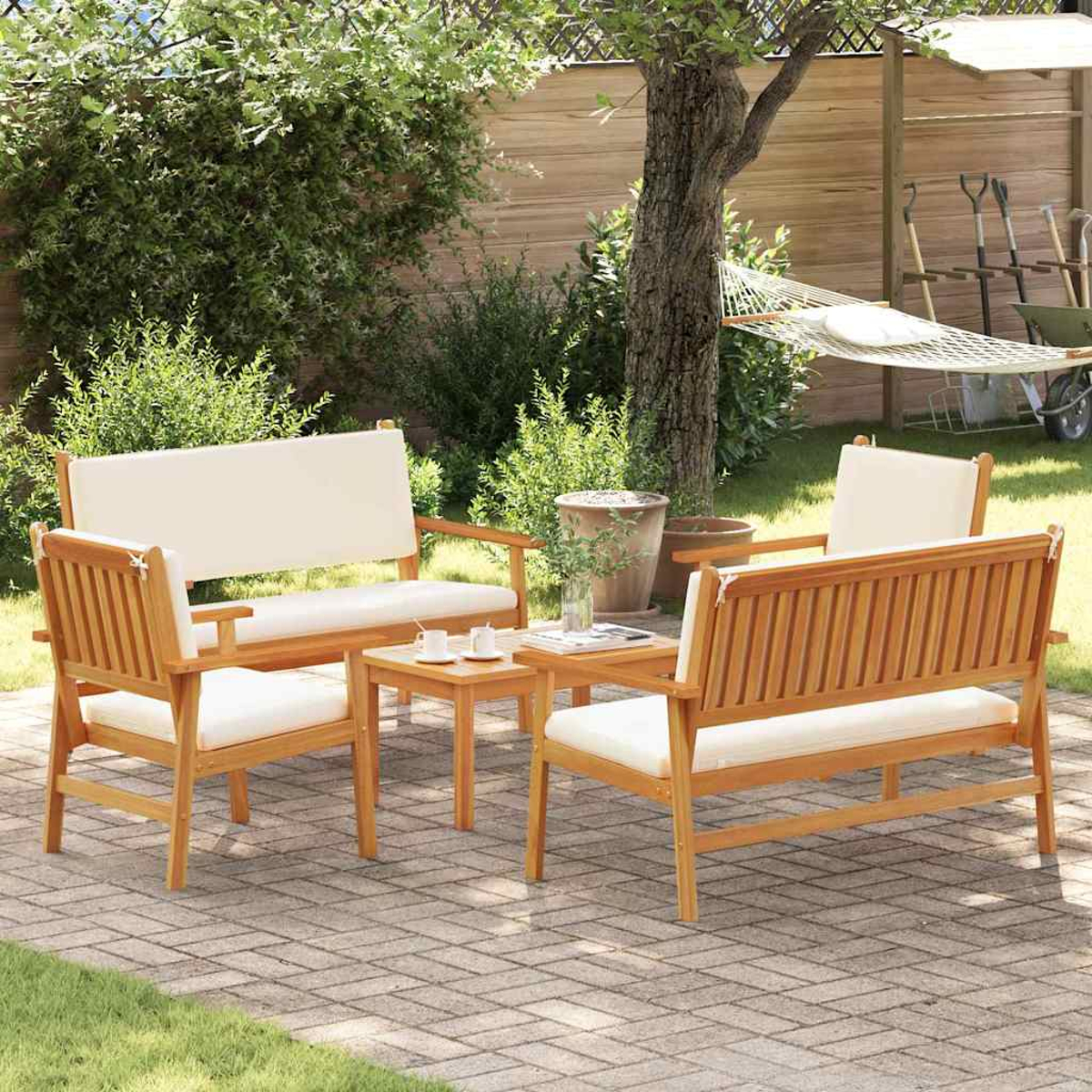Garten-Sitzgruppe. Holzbänke und -stühle mit cremefarbenen Kissen. Ein kleiner Tisch mit Tassen. Hängematte im Hintergrund.