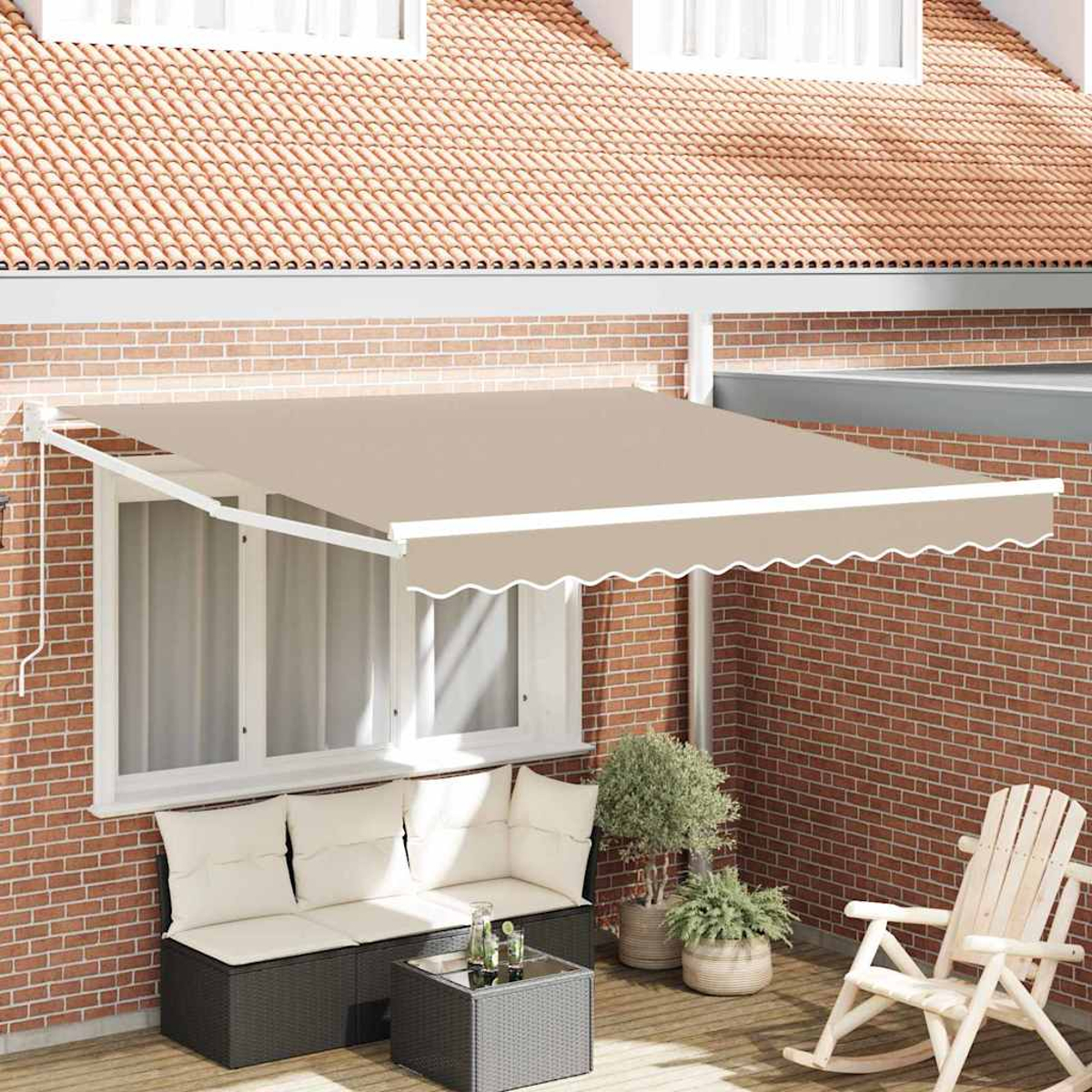Eine beige Markise erstreckt sich von einer Backsteinmauer. Darunter befindet sich eine Terrasse mit Sofa, Tisch, Pflanzen und Schaukelstuhl.