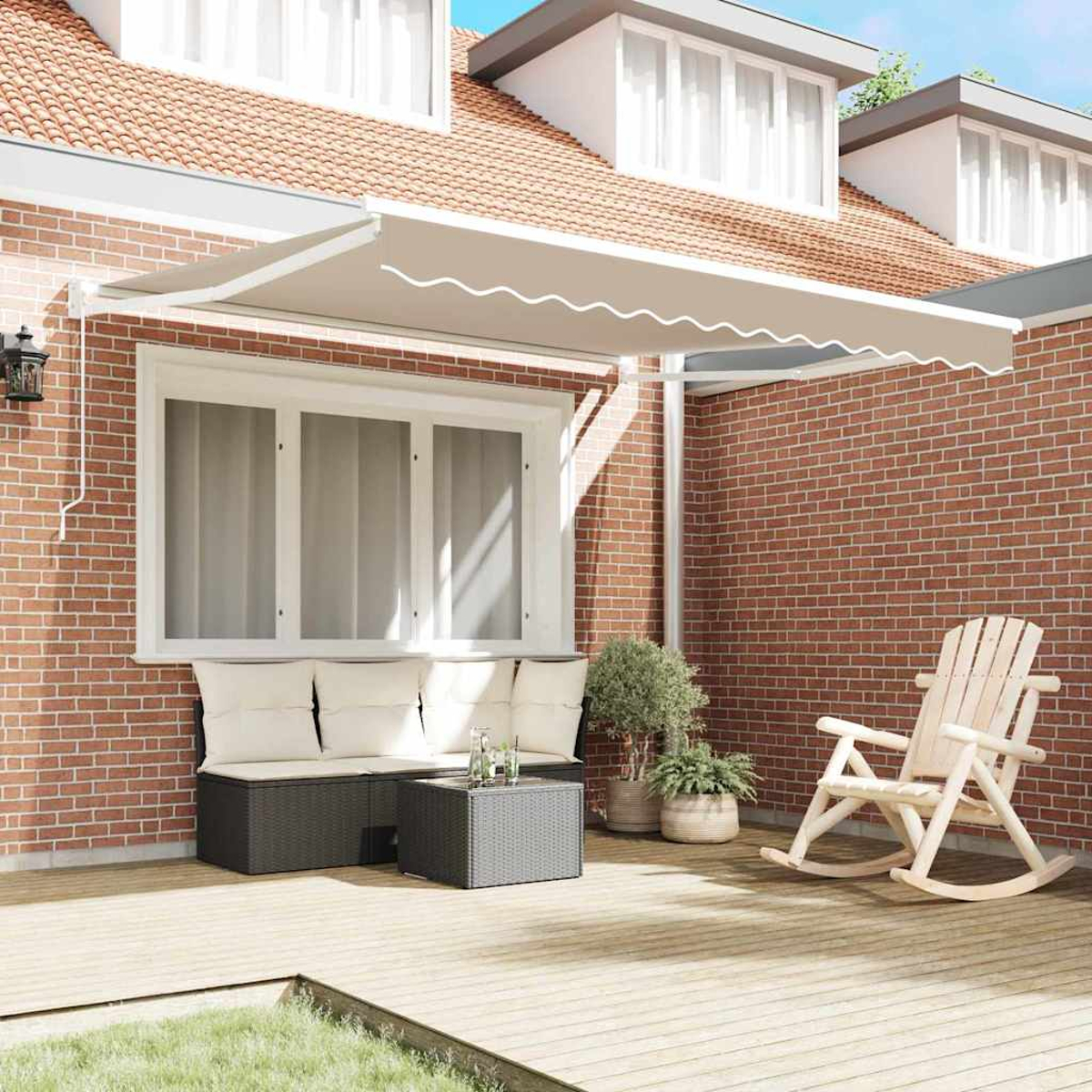 Eine Terrasse mit beigefarbener Markise, Backsteinmauer, Holzschaukelstuhl, Sofa und kleinem Tisch mit Getränken.