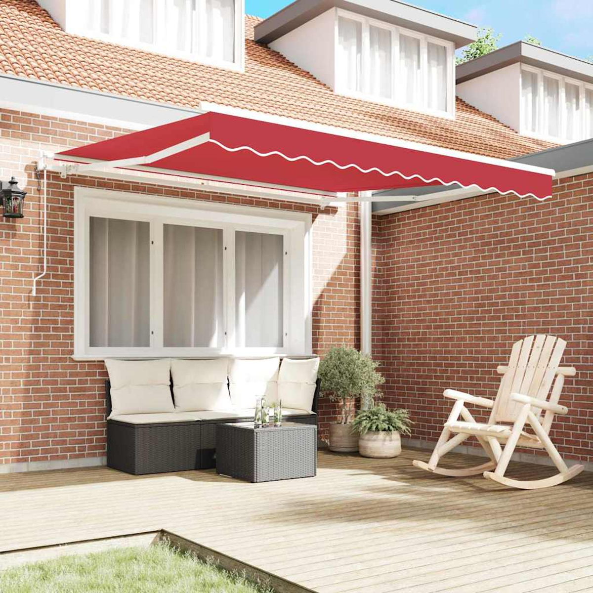 Eine Terrasse mit roter Markise. Es gibt eine Bank mit Kissen, einen Schaukelstuhl und Topfpflanzen. Der Hintergrund ist eine Backsteinmauer und das Haus.