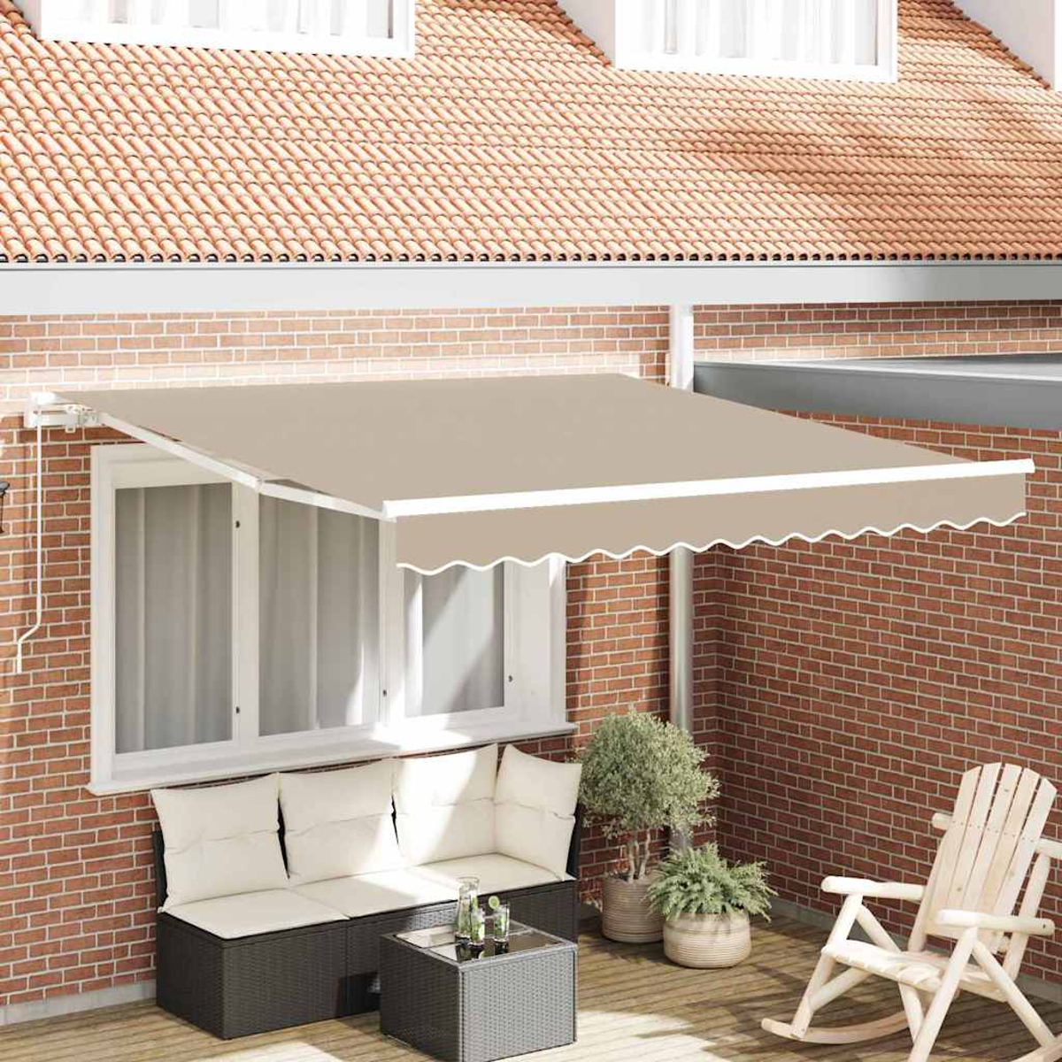Una tenda da sole beige si estende su un patio con divano, tavolo e piante. Un muro di mattoni e un tetto di tegole sullo sfondo.
