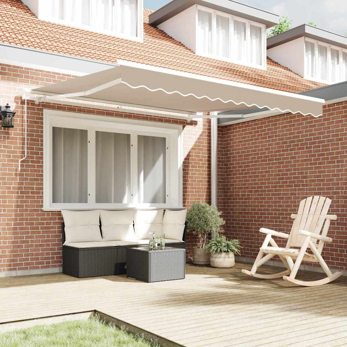 Un patio con tenda da sole beige, panca, tavolo, sedia a dondolo e piante in vaso. Un muro di mattoni rossi e una casa sullo sfondo.
