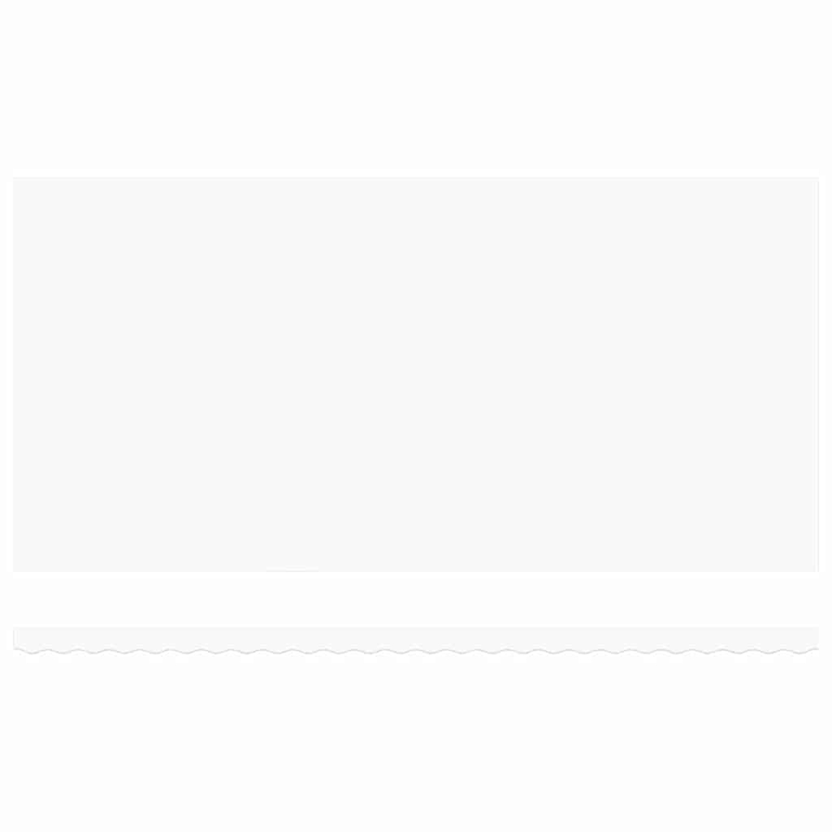 Eine weiße rechteckige Form mit einem dekorativen, wellenförmigen Rand am unteren Rand. Der Großteil ist schlicht weiß.