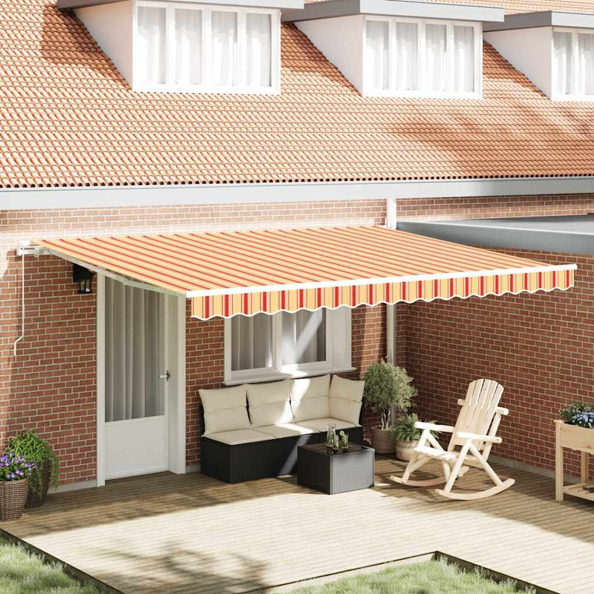Eine Terrassenszene mit einer orange-weiß gestreiften Markise. Es gibt eine Sitzecke, einen Schaukelstuhl und eine Backsteinmauer.