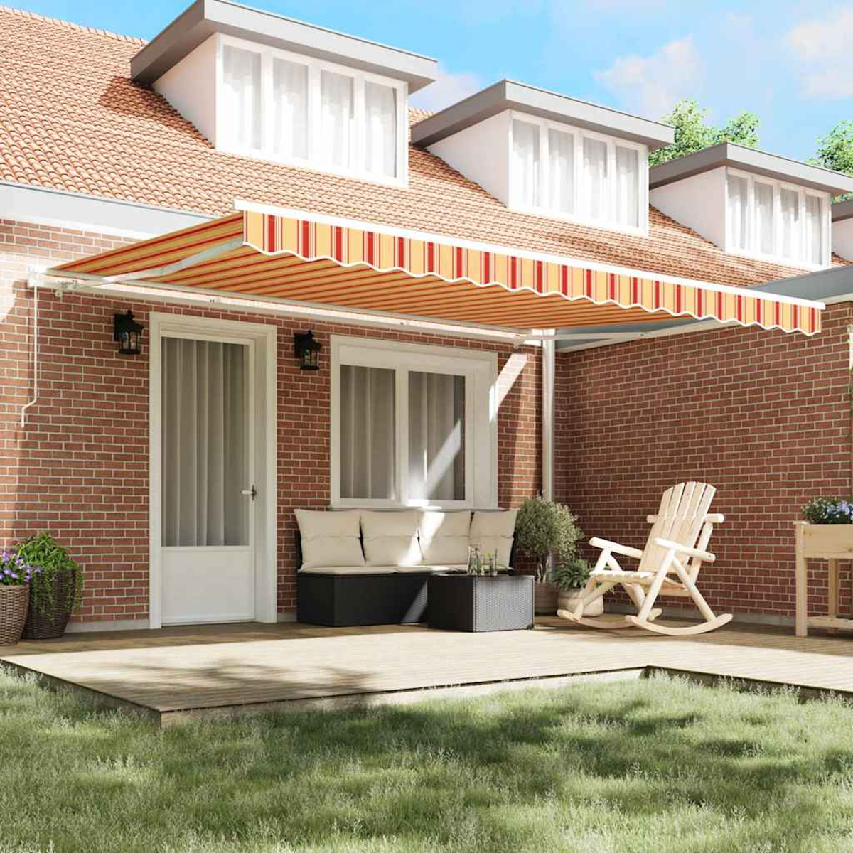 Ein Haus mit roter Backsteinmauer und gestreifter Markise. Es gibt eine Terrasse mit Möbeln, einem Schaukelstuhl und einem Holzdeck.