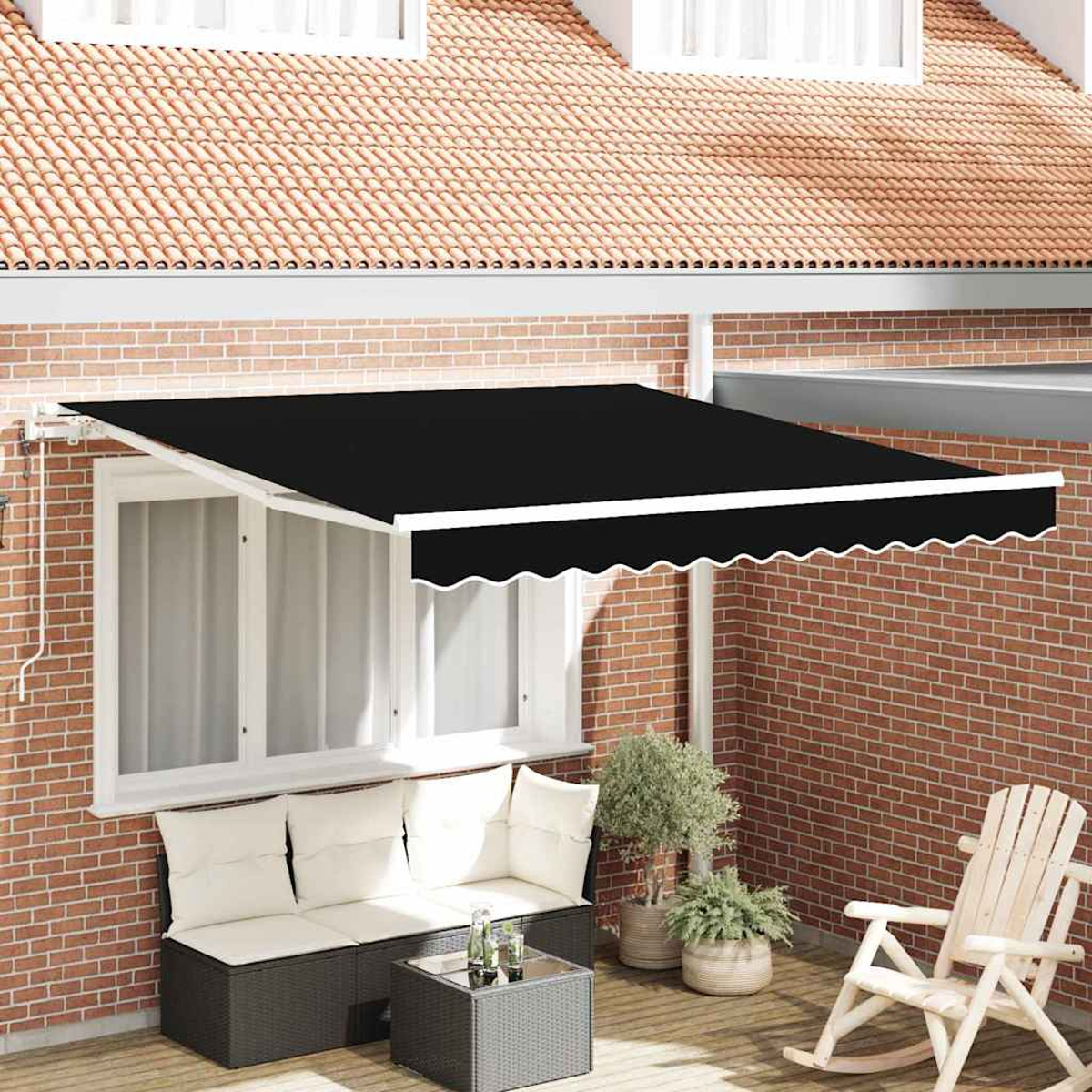 Ein schwarzes Vordach erstreckt sich über einem Fenster. Darunter sind ein Sofa, ein Tisch und Pflanzen zu sehen. Eine Backsteinmauer und ein Ziegeldach bilden den Hintergrund.