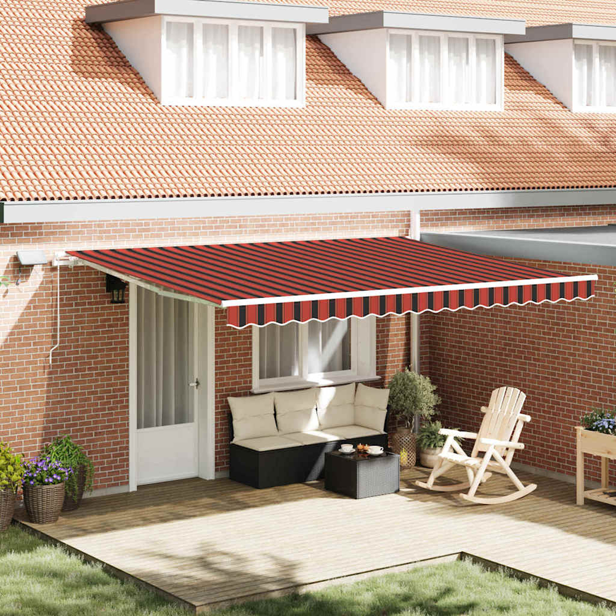 Ein rot-schwarz gestreifter Markise bedeckt eine Terrasse mit Möbeln, einem Schaukelstuhl und Pflanzen vor einem Backsteingebäude.