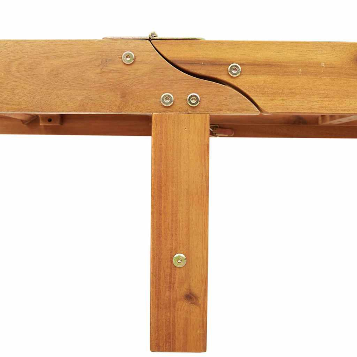 Nahaufnahme einer Holzmöbelverbindung. Hellbraunes Holz mit Metallscharnieren und Schrauben. Das Stützbein ist ebenfalls aus Holz.