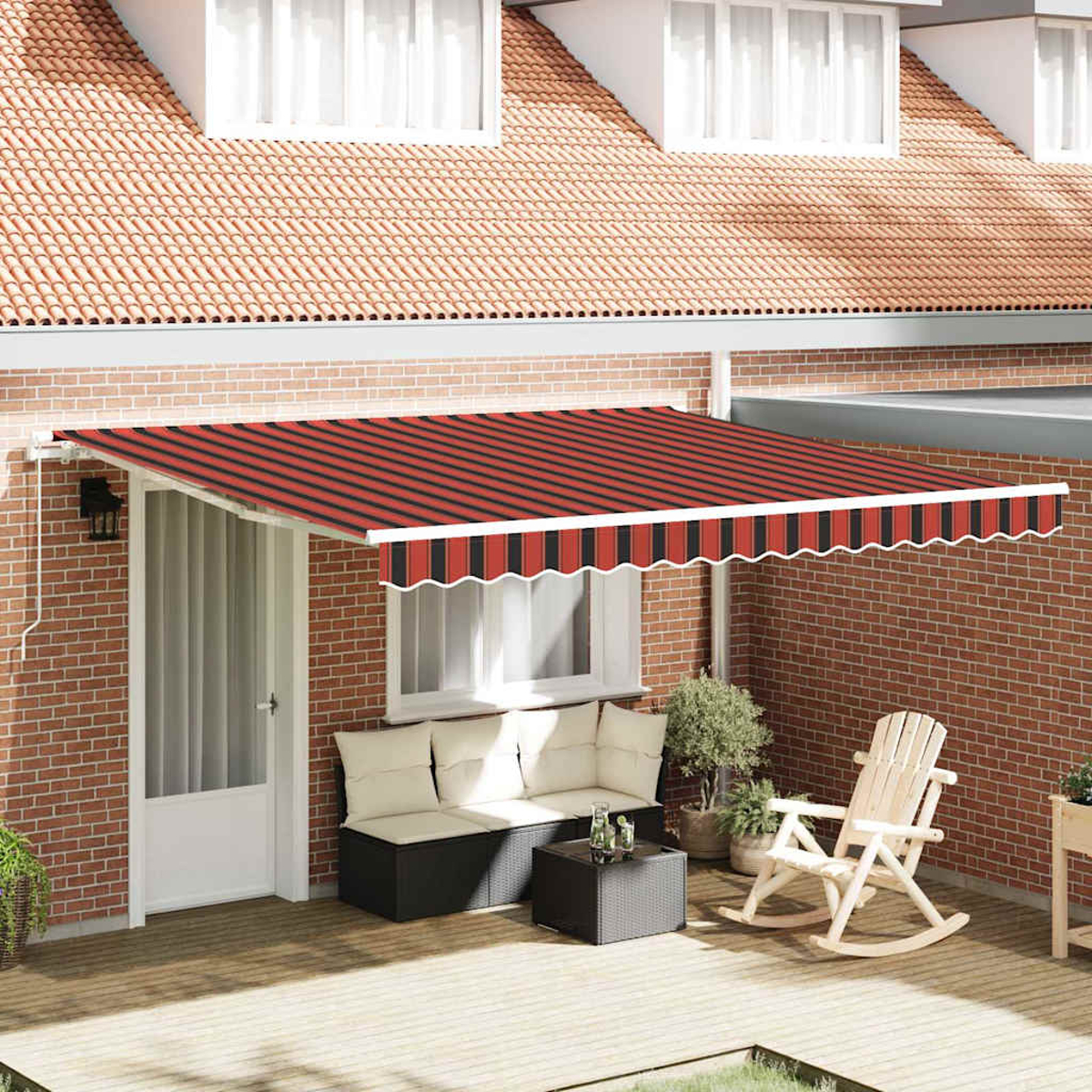 Ein rot-schwarz gestreifter Markise bedeckt eine Terrasse mit Möbeln. Ein Schaukelstuhl und eine Couch mit Kissen sind sichtbar.