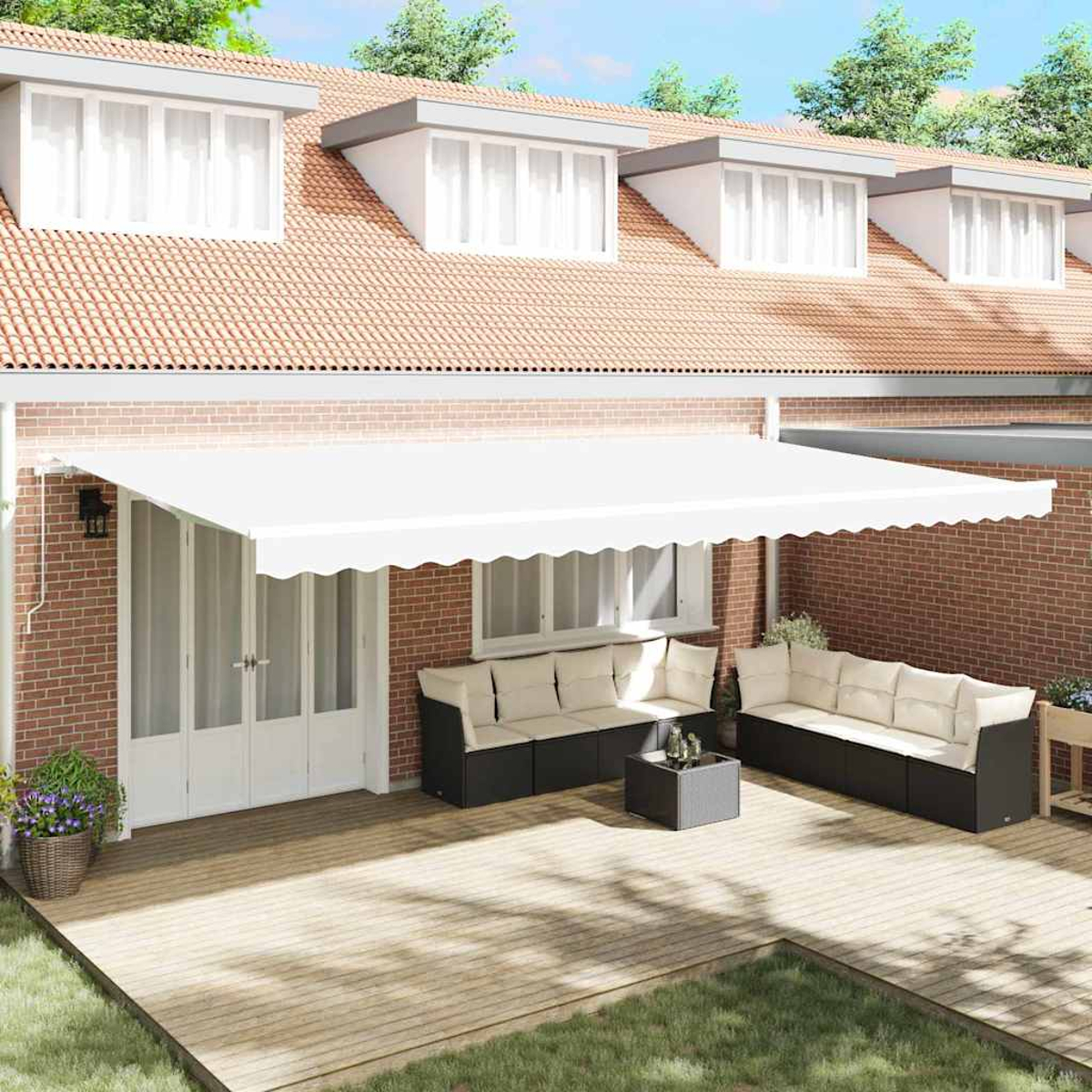 Ein weißer Baldachin erstreckt sich über eine Terrasse mit Sitzgelegenheiten. Im Hintergrund ist ein Backsteinhaus zu sehen. Im Vordergrund befindet sich grünes Gras.