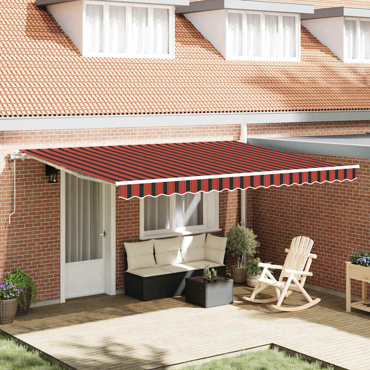 Ein Haus mit einem rot-schwarz gestreiften Markise, Sofa, Schaukelstuhl und Backsteinmauer.