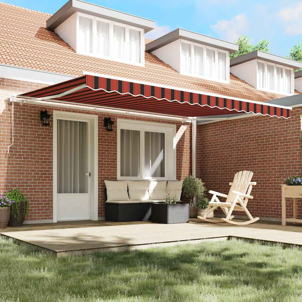 Ein Haus mit einer rot-schwarz gestreiften Markise. Ein Holzdeck hat einen Schaukelstuhl, ein Sofa und einen Tisch. Rote Backsteinmauer.