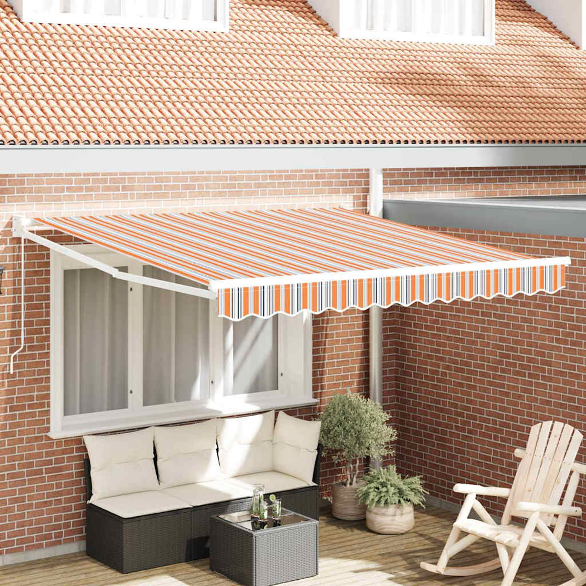 Eine Backsteinmauer mit Fenster, eine orange-weiß gestreifte Markise und Gartenmöbel. Ein weißer Schaukelstuhl steht auf einem Holzdeck.