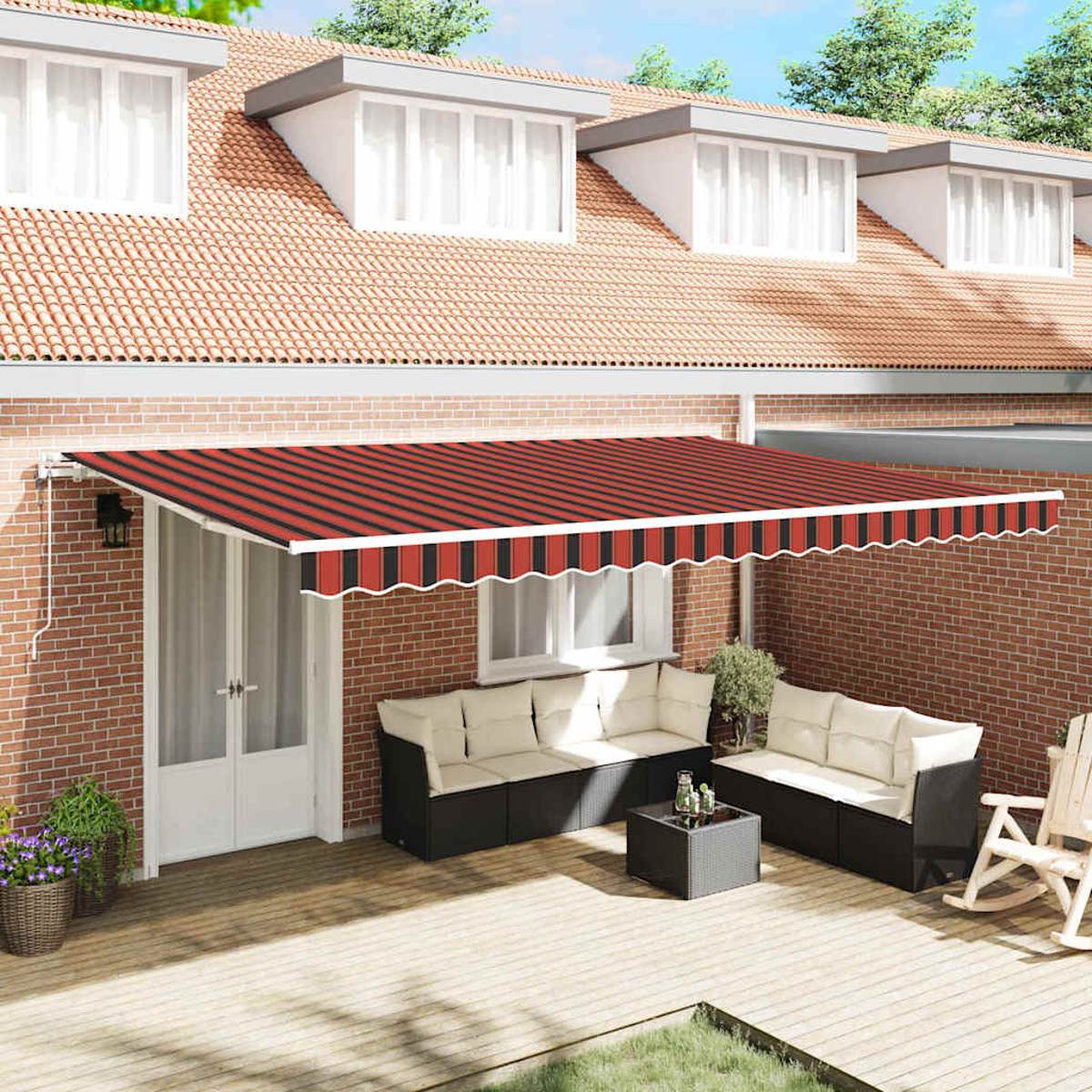 Eine Terrasse mit rot-schwarz gestreifter Markise, weißer Tür, Sofas, Couchtisch, Schaukelstuhl und Backsteinmauer. Das Dach ist sichtbar.