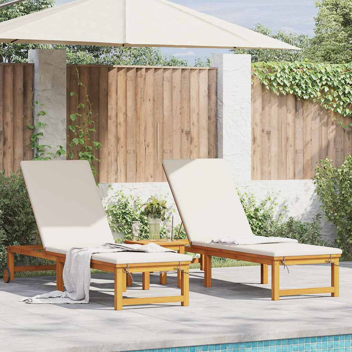 Zwei Holzliegen mit cremefarbenen Kissen stehen am Pool. Ein beiger Sonnenschirm und ein Holzzaun sind im Hintergrund.