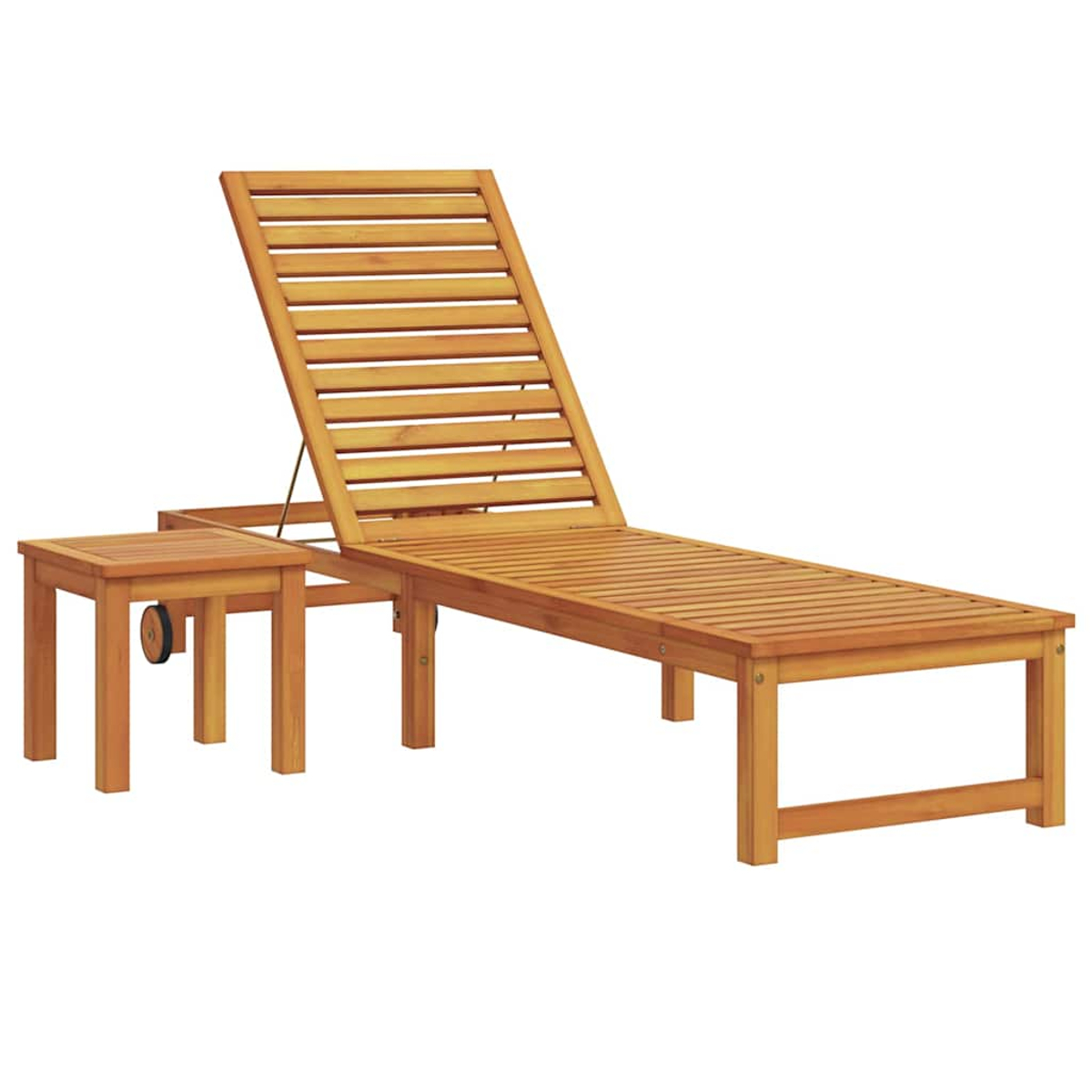 Holzliegestuhl und kleiner Tisch auf weißem Hintergrund. Die Liege hat eine Lamellenlehne und eine flache Oberfläche. Der Tisch hat ein Rad.
