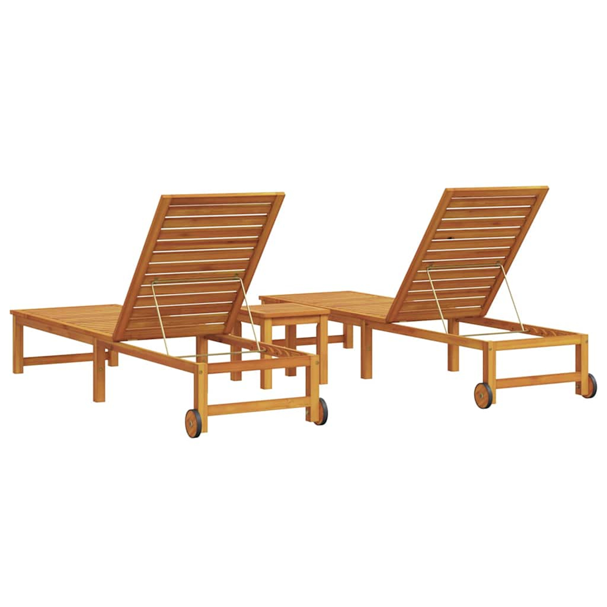 Zwei Sonnenliegen aus Holz und ein kleiner Tisch auf weißem Hintergrund. Beide Liegen haben Räder und befinden sich in einer zurückgelehnten Position.