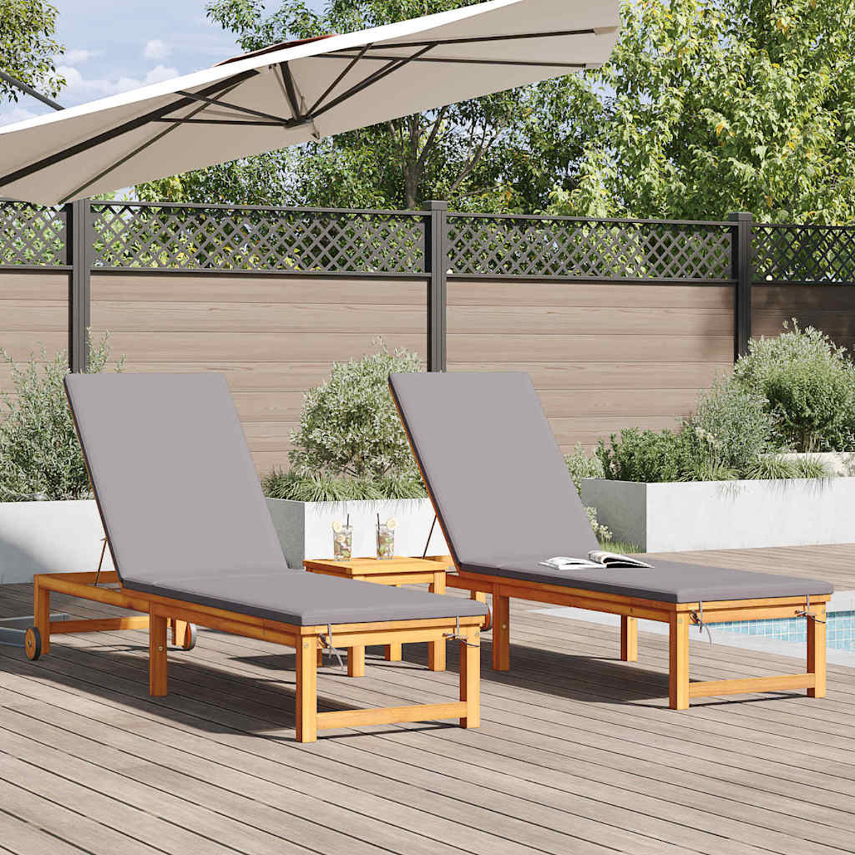 Zwei Holzliegen mit grauen Kissen, ein Tisch mit Getränken und ein großer Sonnenschirm auf einer Holzterrasse.