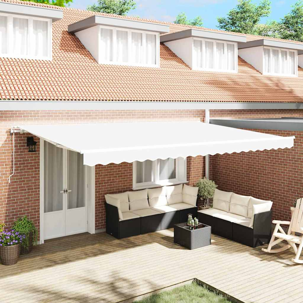 Eine weiße Markise beschattet eine Terrasse mit Sitzgelegenheiten. Eine Backsteinmauer und ein Dach mit Dachgauben sind im Hintergrund. Rechts steht ein Schaukelstuhl.