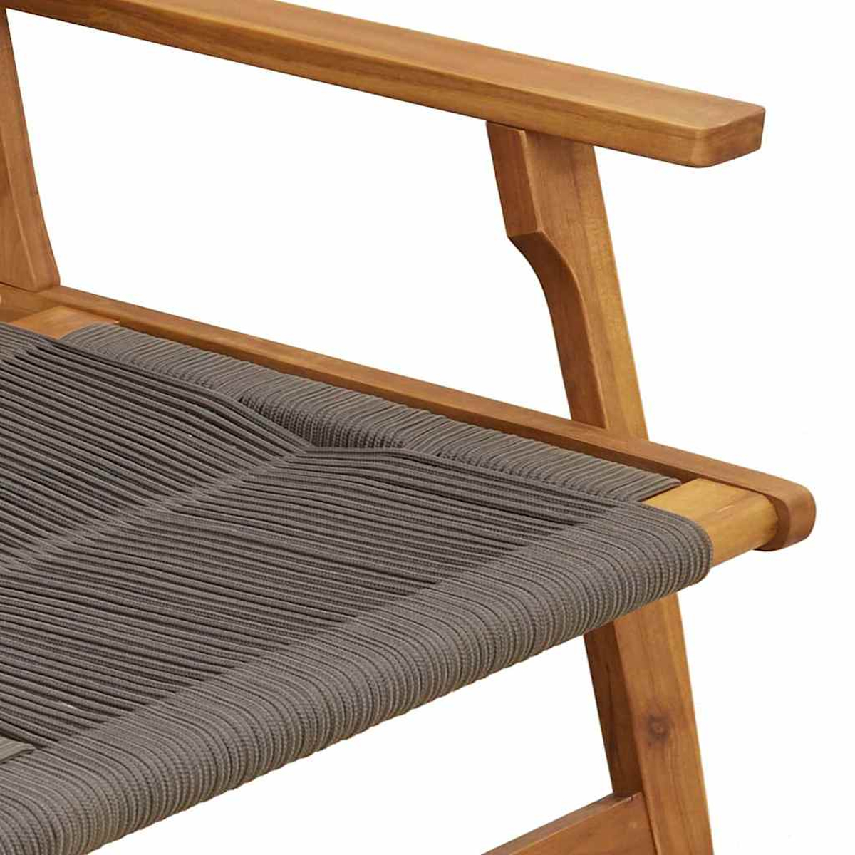 Primer plano de un reposabrazos de silla de madera con asiento de cuerda gris. La madera es marrón claro. El fondo es blanco.