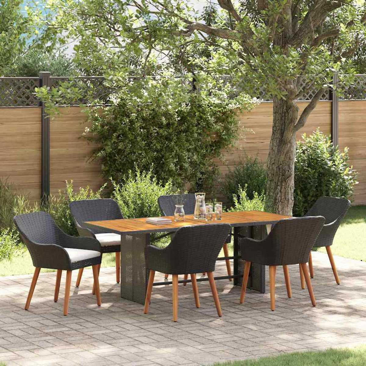 Essgruppe im Freien: Tisch mit sechs Stühlen. Der Tisch hat eine Holzplatte, die Stühle sind schwarz gewebt. Die Szene spielt auf einer Terrasse vor einem Zaun.