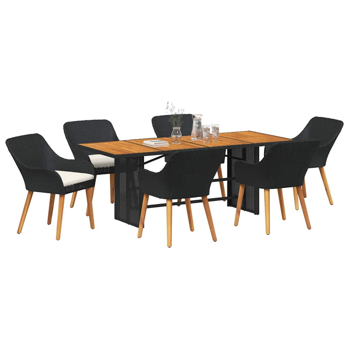 Ein Terrassen-Ess-Set. Es hat einen Holztisch mit sechs schwarzen Korbstühlen mit Holzbeinen. Gläser und eine Vase mit Blumen stehen auf dem Tisch.