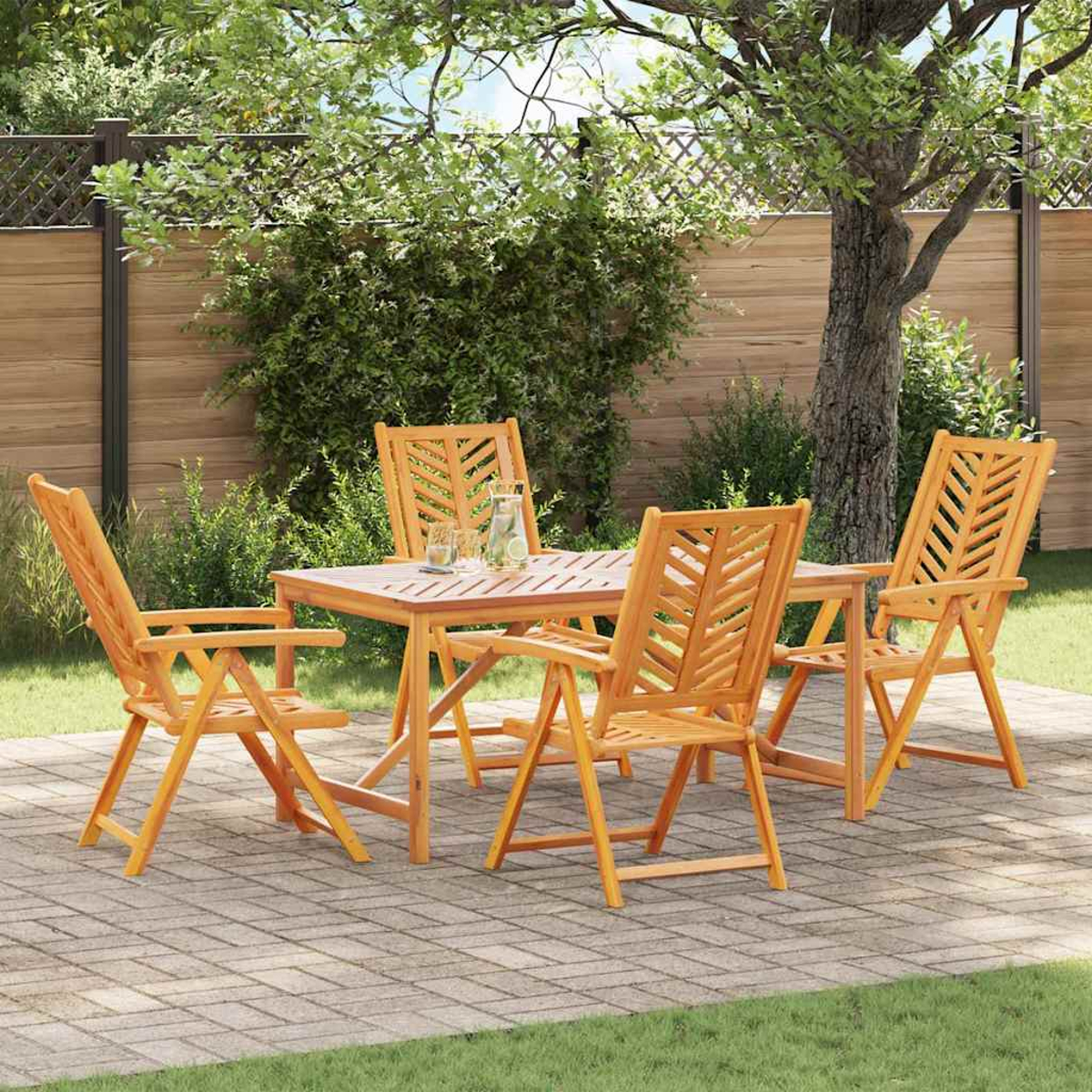 Holz-Terrassenset mit Tisch und vier Stühlen auf einer Ziegelterrasse. Bäume und ein Zaun sind im Hintergrund.
