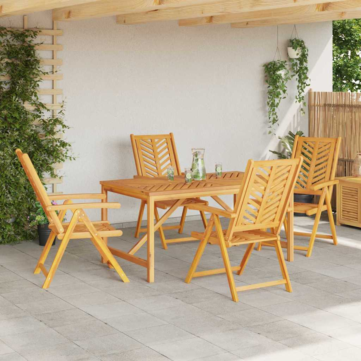 Holzterrassenset mit vier Stühlen und einem Tisch. Pflanzen hängen von der Decke und wachsen an der Wand. Der Boden ist gefliest.