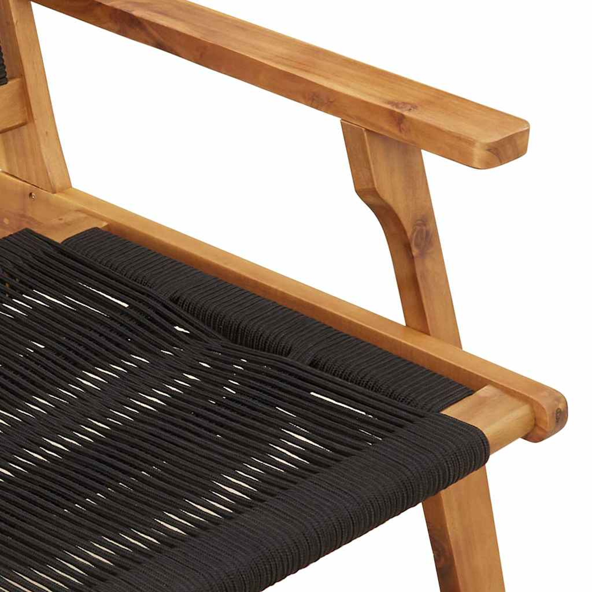 Nahaufnahme eines Holzstuhls mit schwarzem gewebtem Sitz und Armlehne. Der Stuhl ist aus hellbraunem Holz.