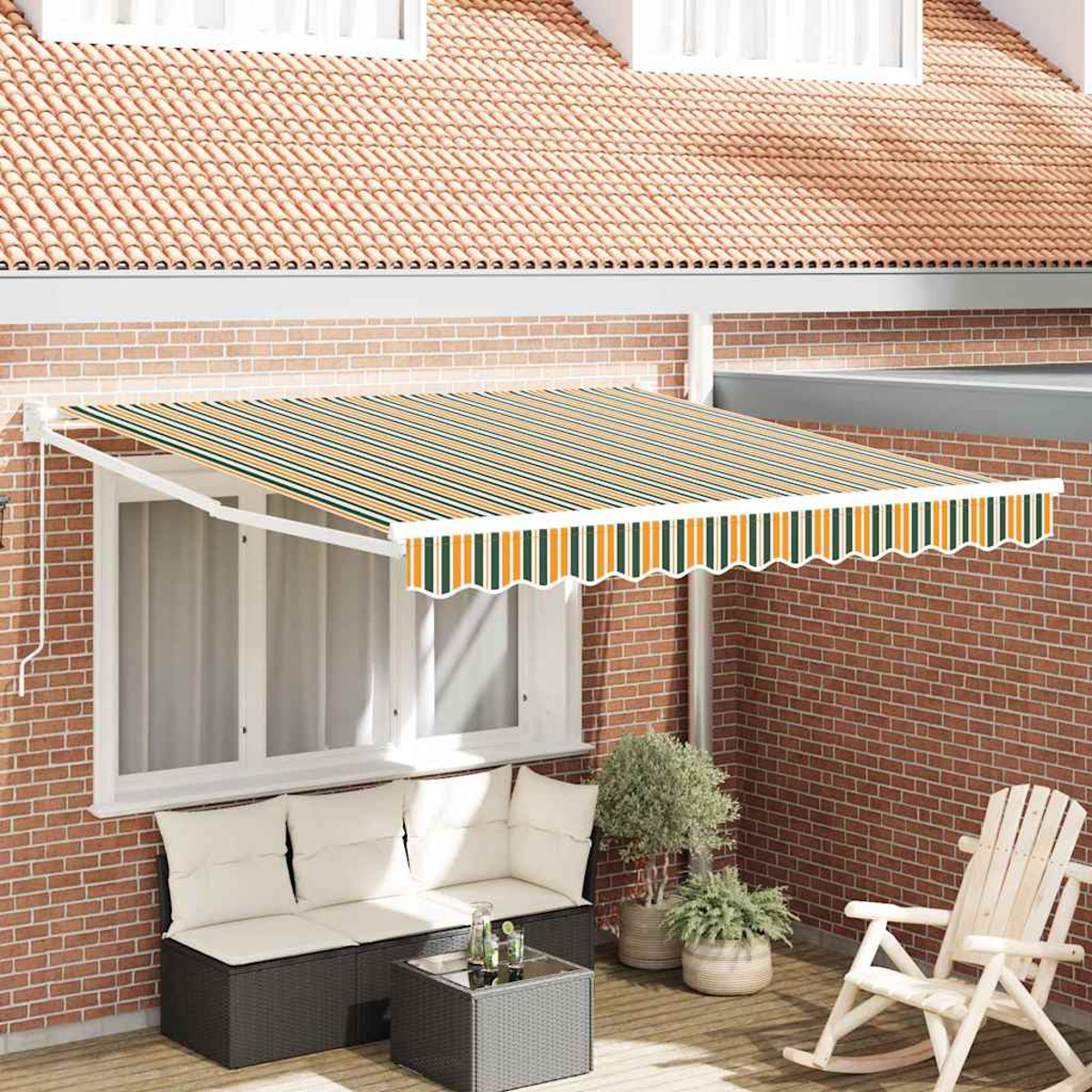Ein Vordach mit orangefarbenen, grünen und weißen Streifen bedeckt ein Fenster. Darunter befindet sich eine Terrasse mit Möbeln, Pflanzen und einem Schaukelstuhl.
