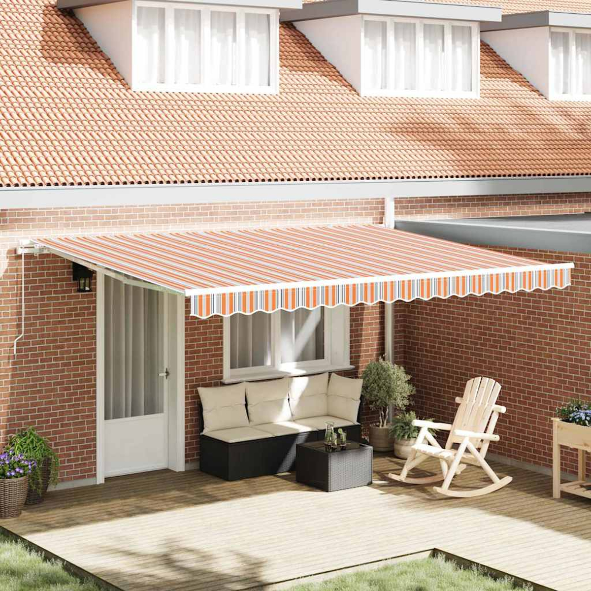 Terrasse mit orange-weiß gestreifter Markise, Backsteinmauer, Holzterrasse, weißer Tür, Sofa, Schaukelstuhl und Pflanzen.