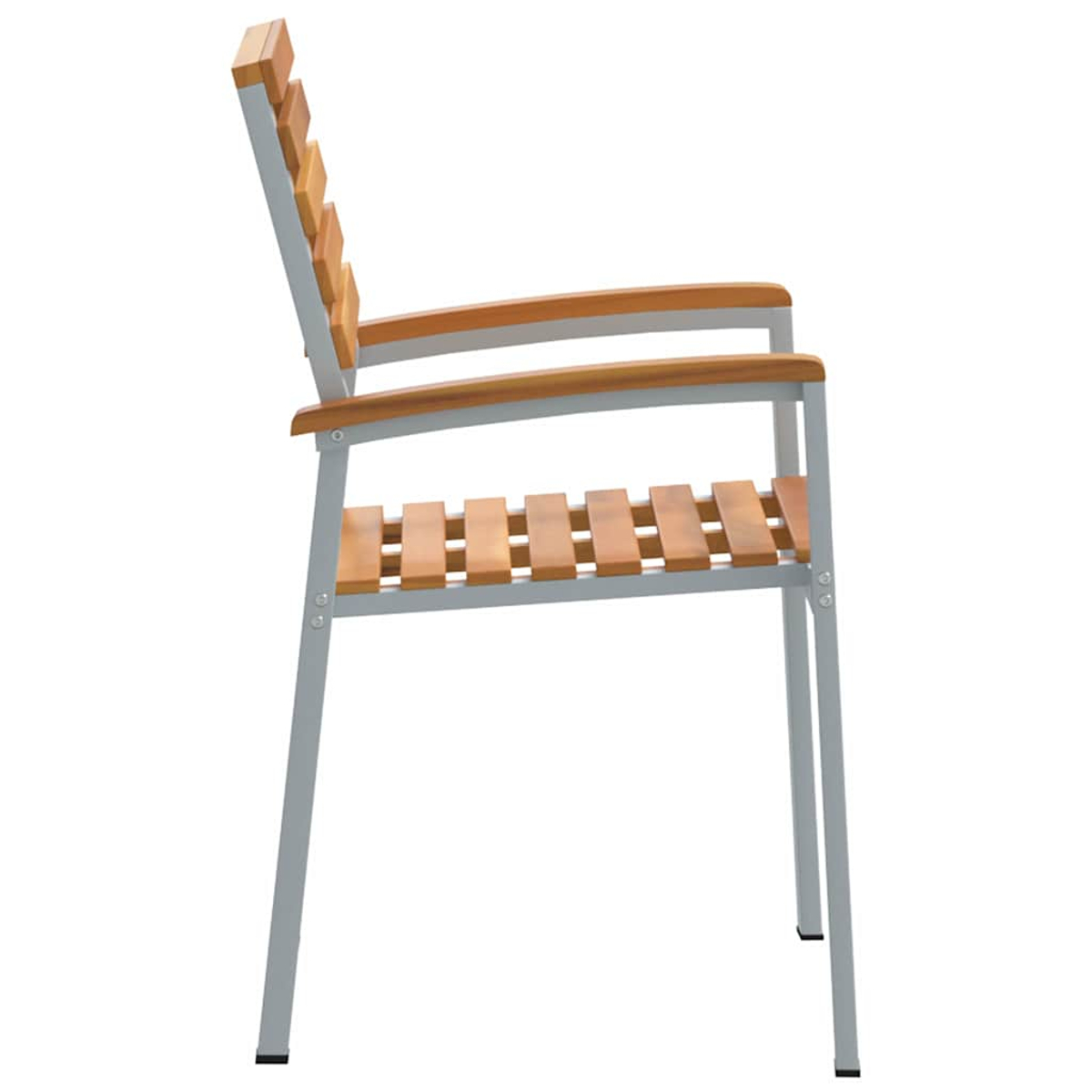 Ein Holzstuhl mit Armlehnen. Der Stuhl hat ein graues Metallgestell und Holzlatten für Sitz und Rückenlehne. Isoliert auf Weiß.
