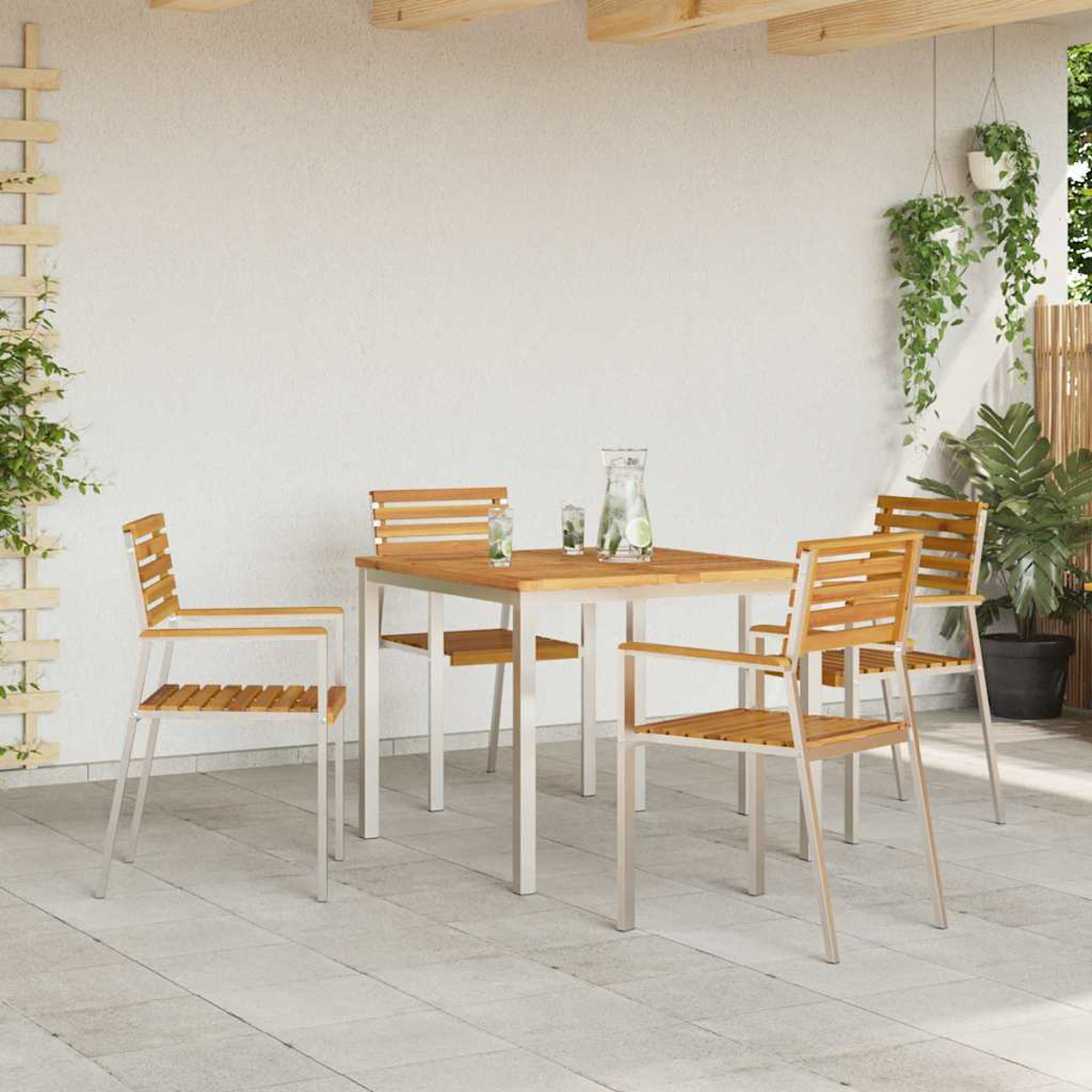 Szene auf der Terrasse mit Holztisch, vier Stühlen und Pflanzen. Getränke stehen auf dem Tisch. Die Stühle haben Sitzfläche und Rückenlehne aus Holz.