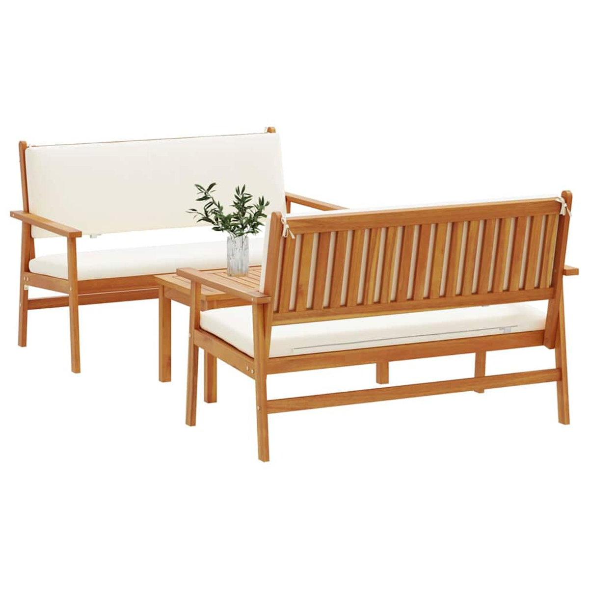 Gartenmöbel-Set aus Holz mit zwei Bänken und einem kleinen Tisch. Creme-Kissen und eine Vase mit Grün auf dem Tisch.