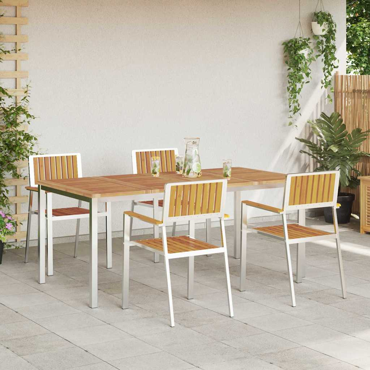 Essgruppe im Freien: Holztisch und Stühle mit weißen Rahmen. Getränke und Pflanzen auf der Terrasse. Die Szene ist hell und einladend.