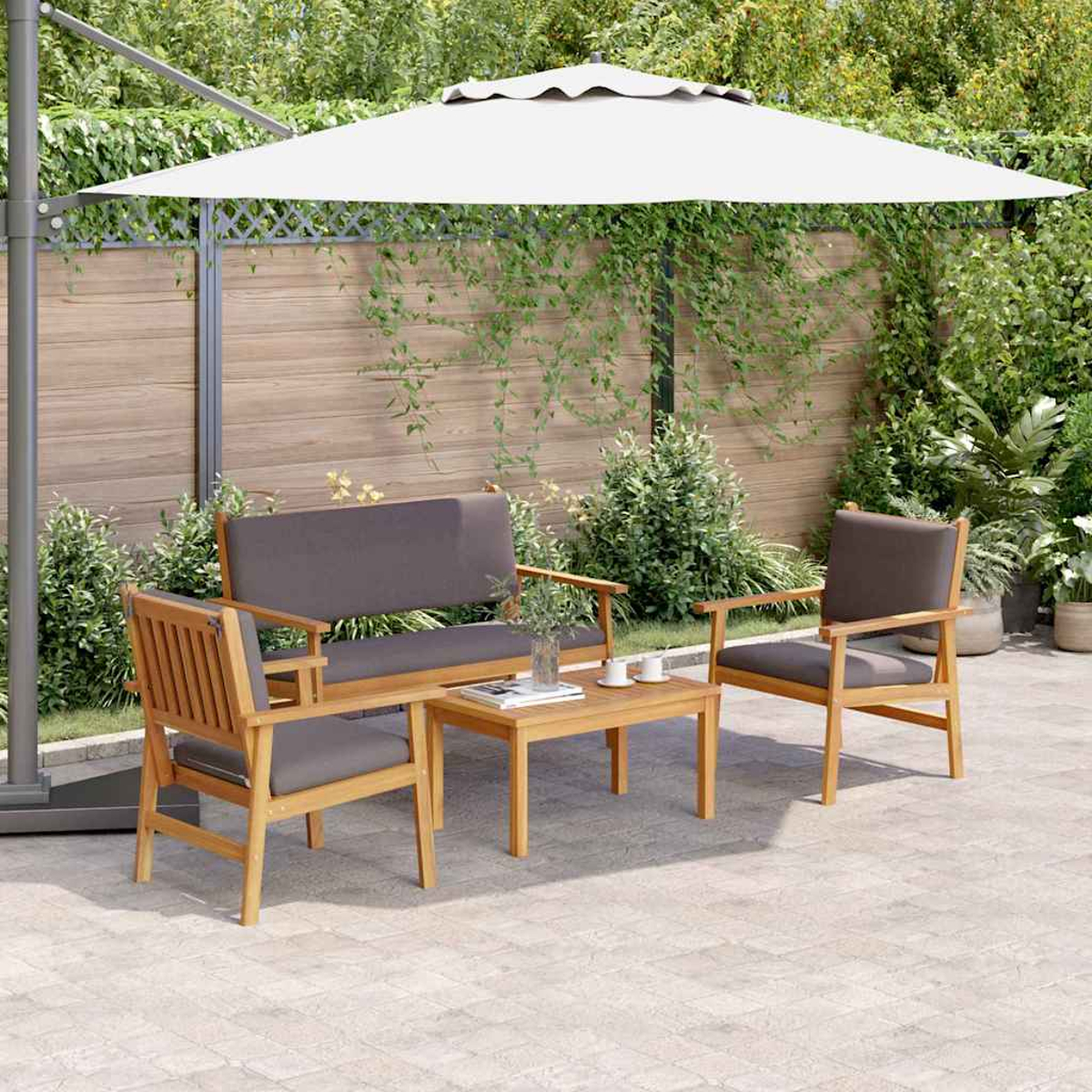 Garten-Terrassenset mit Holzmöbeln, grauen Kissen und einem weißen Sonnenschirm. Set enthält ein Sofa, zwei Stühle und einen Couchtisch.