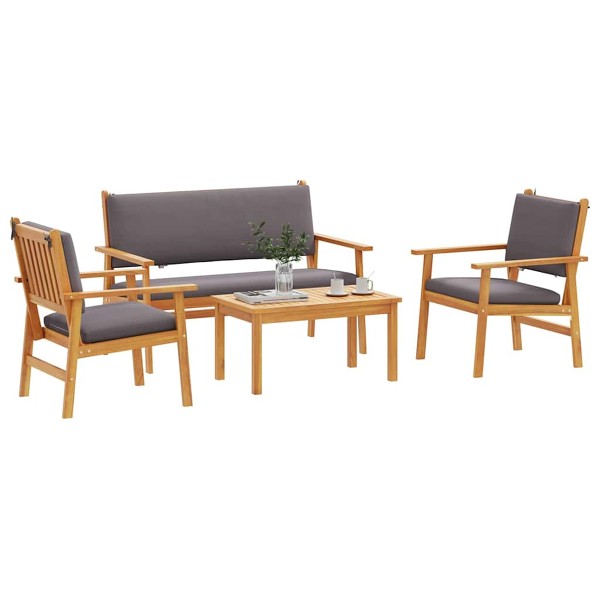 Gartenmöbel-Set aus Holz: Sofa, zwei Stühle und ein Tisch. Graue Kissen auf Stühlen und Sofa. Eine Vase mit Pflanzen auf dem Tisch.
