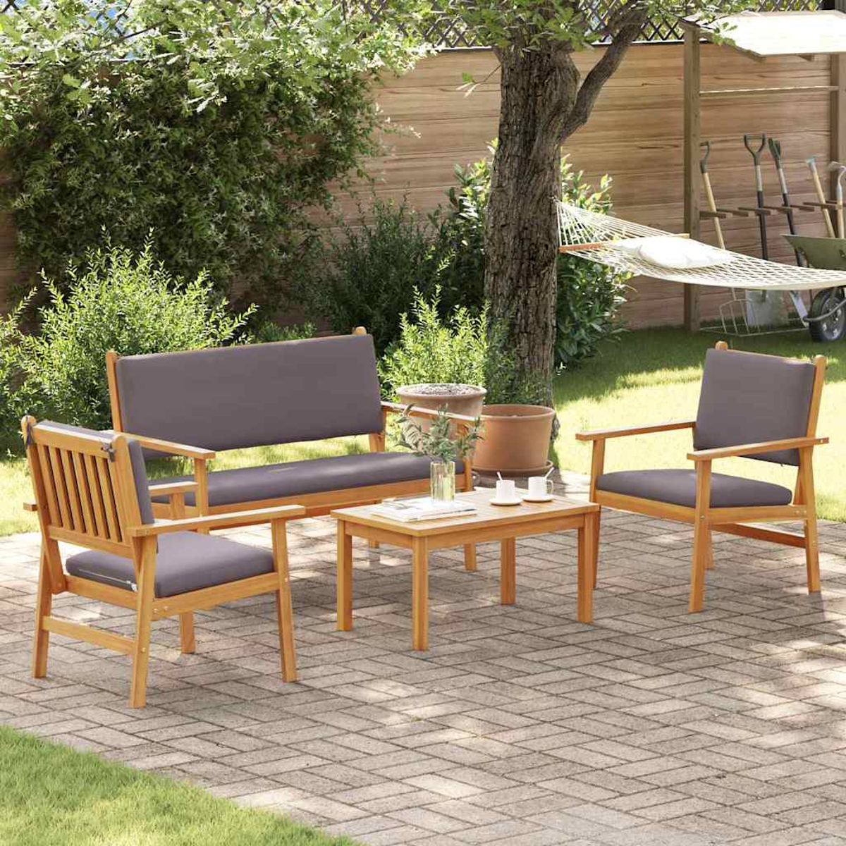 Terrassenset mit Sofa, zwei Stühlen und einem Tisch. Im Hintergrund hängt eine Hängematte. Das Set steht auf einer Backsteinterrasse.