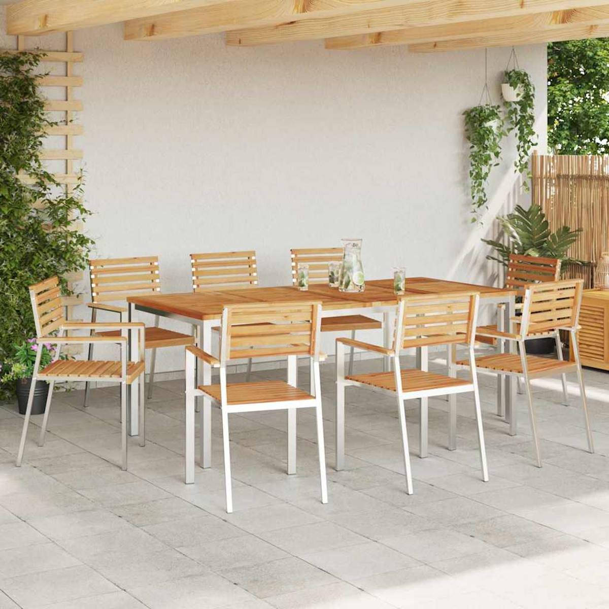 Essgruppe im Freien: Holztisch und Stühle unter einer überdachten Terrasse mit Pflanzen und weißem Hintergrund.