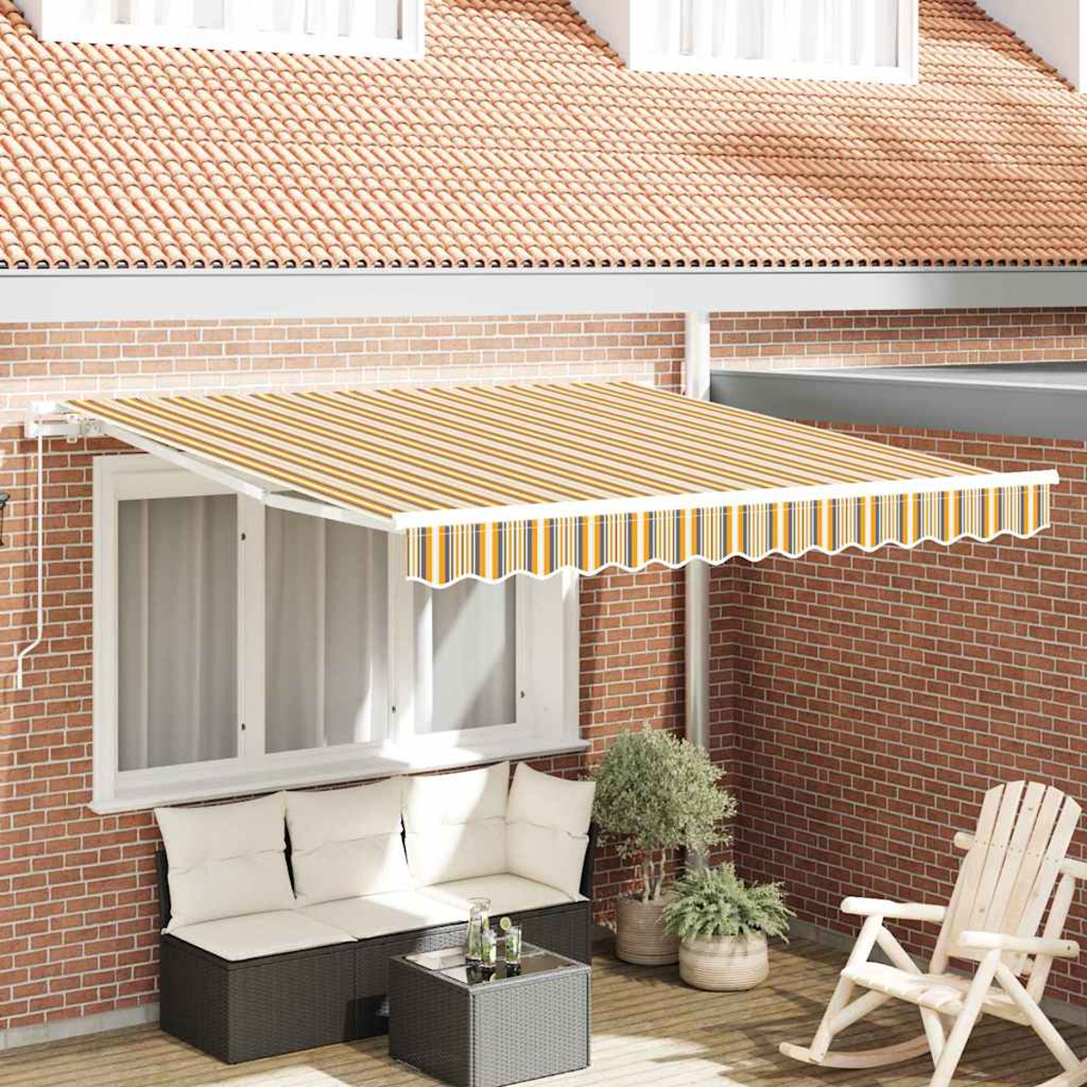 Eine Terrasse mit gestreifter Markise, Sofa mit weißen Kissen, Tisch, Pflanzen und Schaukelstuhl vor einer Ziegelmauer.