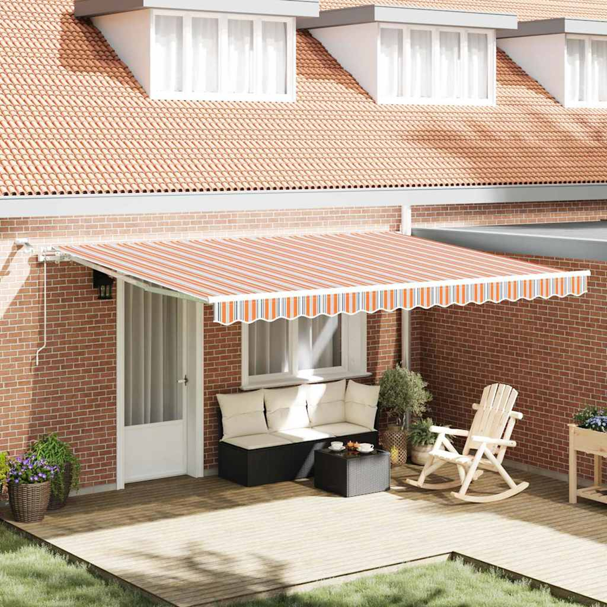 Ein Haus mit orange-weiß gestreifter Markise. Auf einer Holzterrasse stehen eine Bank, ein Schaukelstuhl und ein Tisch. Außenwand aus roten Ziegeln.
