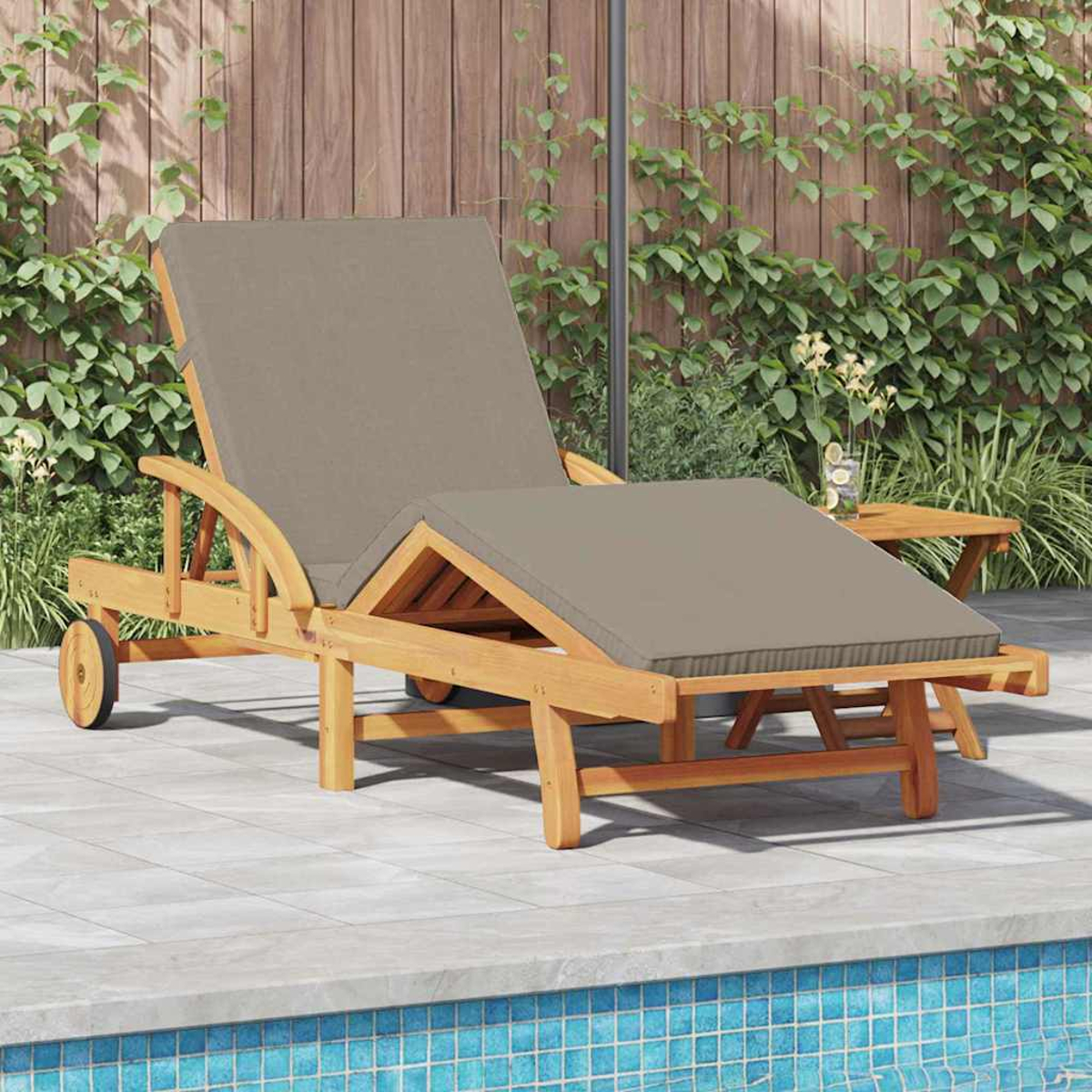 Holzliege mit grauen Kissen steht am Pool. Ein kleiner Tisch und ein Sonnenschirm sind im Hintergrund, mit Holzzaun und Pflanzen.