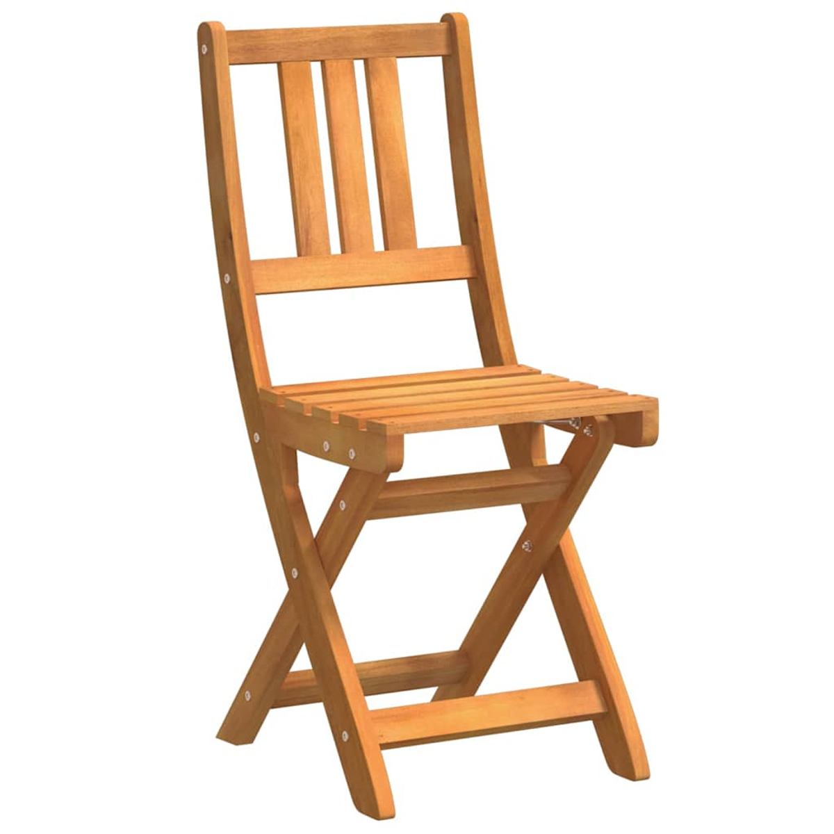 Ein Holzklappstuhl mit Lattenrost und Rückenlehne. Der Stuhl ist aus hellbraunem Holz gefertigt und vor weißem Hintergrund platziert.