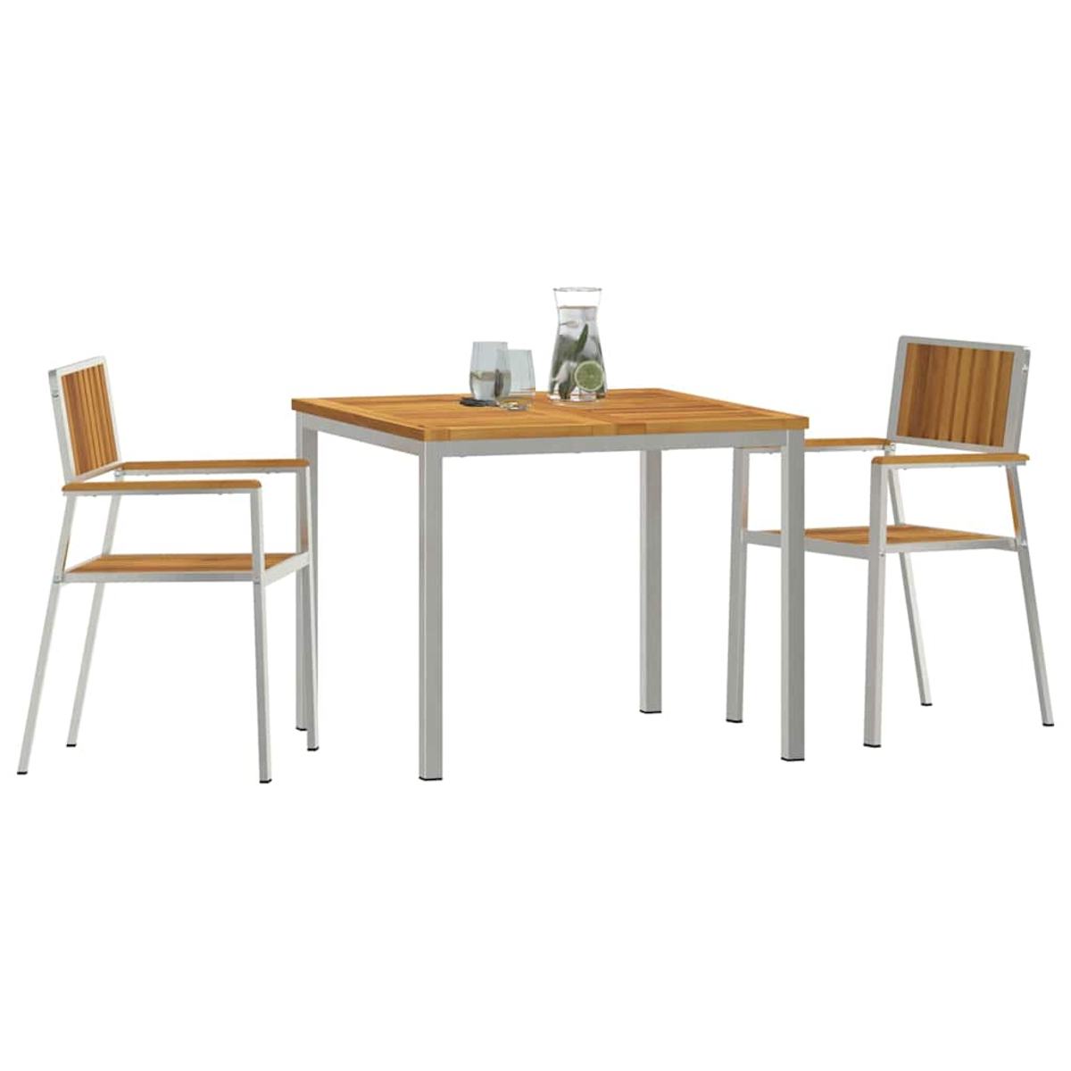 Holztisch und Stühle. Ein Glaskrug mit Limette und zwei Gläsern auf dem Tisch. Weißer Hintergrund.